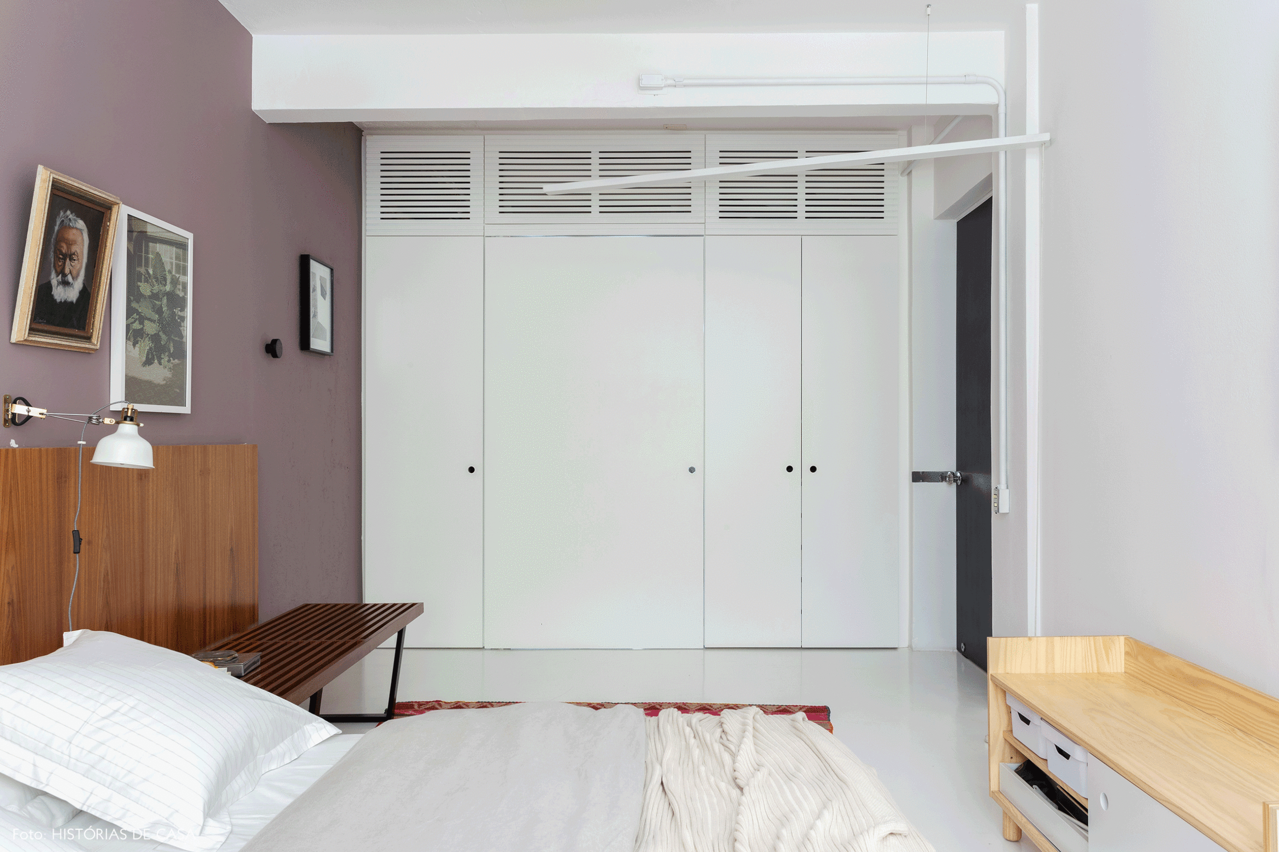 A casa do Maurício Arruda, quarto com armário branco camuflado