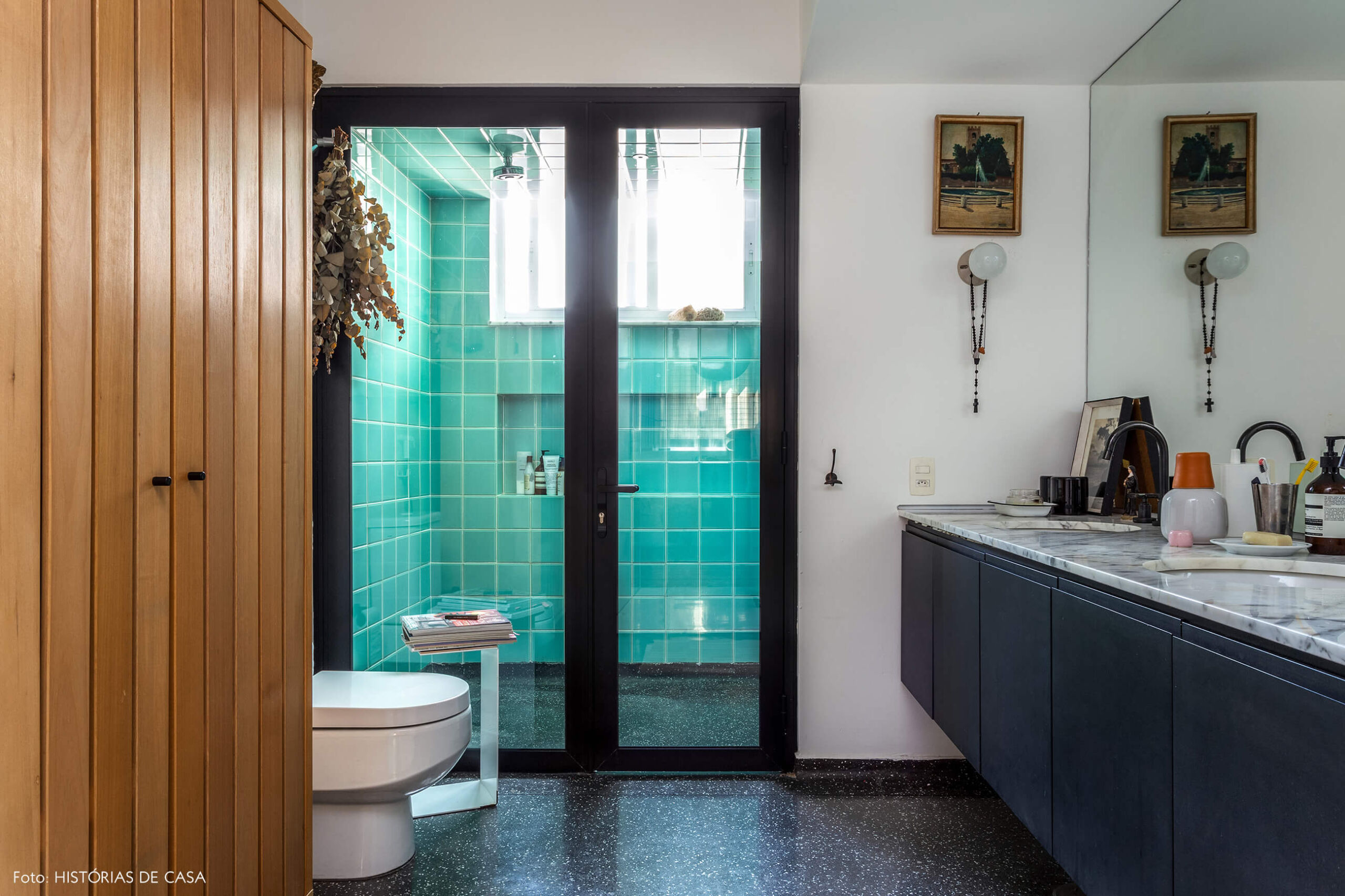 A casa do Maurício Arruda, banheiro escuro com piso de granilite