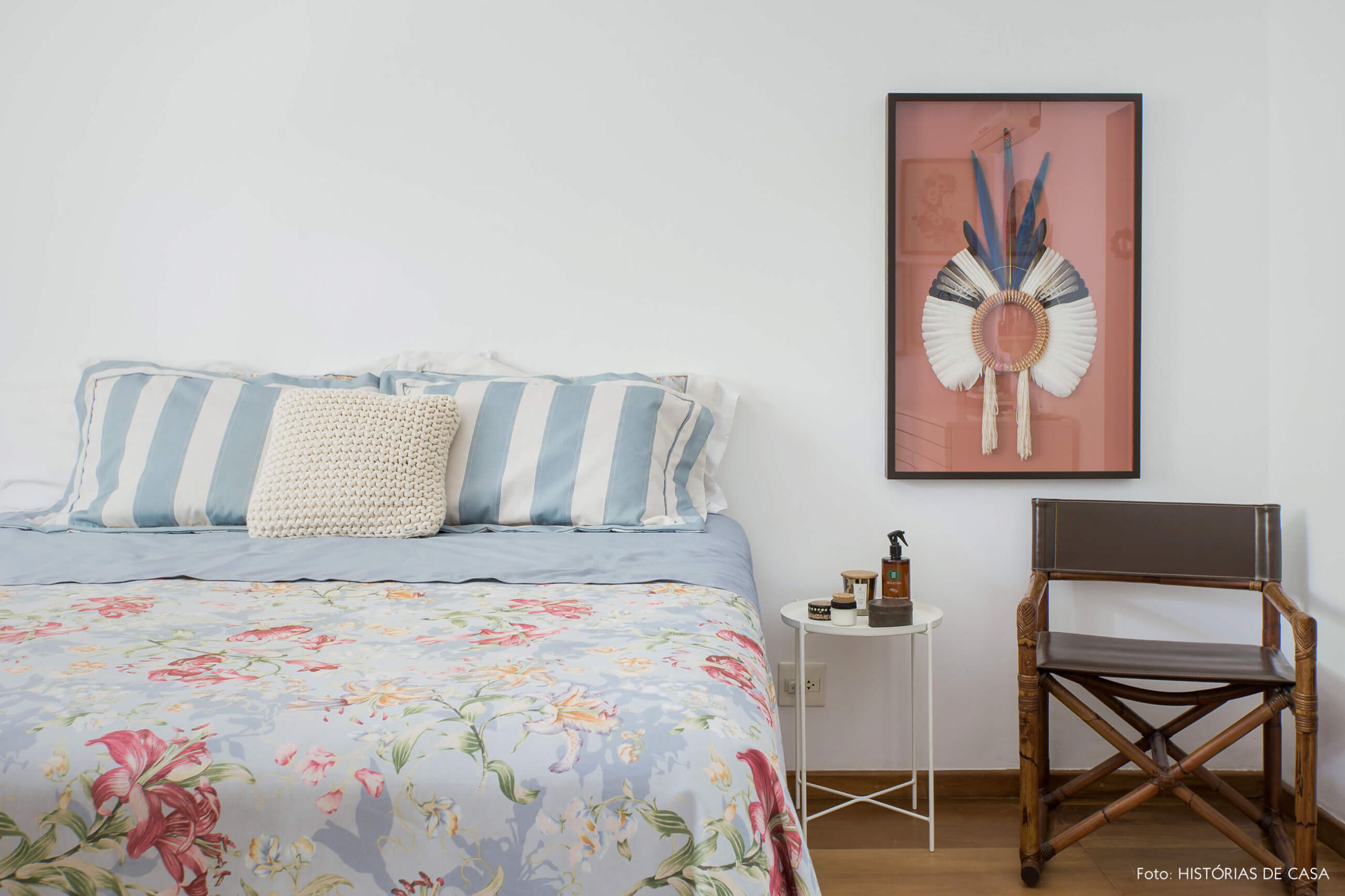 Quarto com tons delicados e cocar emoldurado