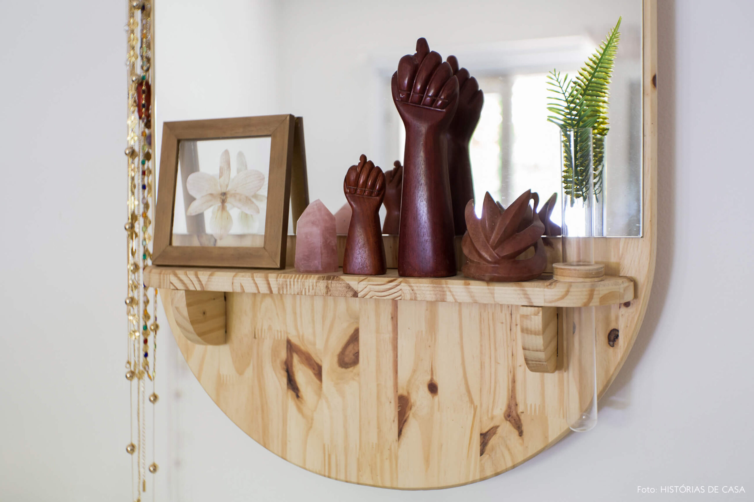 Quarto delicado com penteadeira e espelho