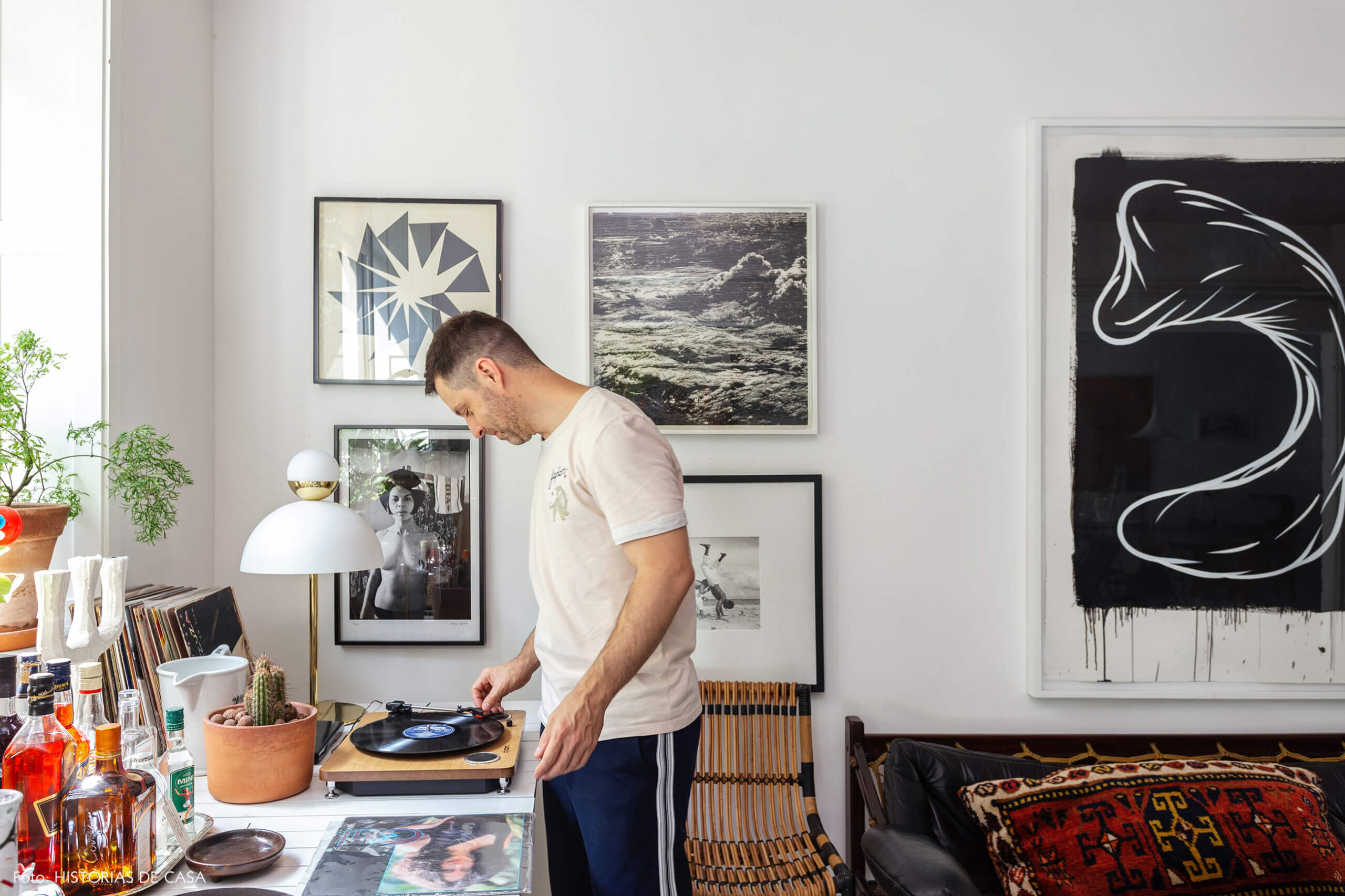 A casa do Maurício Arruda, com mesa de bar sob a janela
