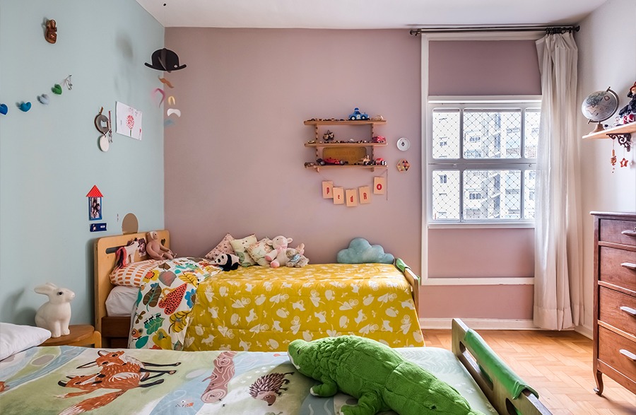 Quarto de criança com paredes coloridas
