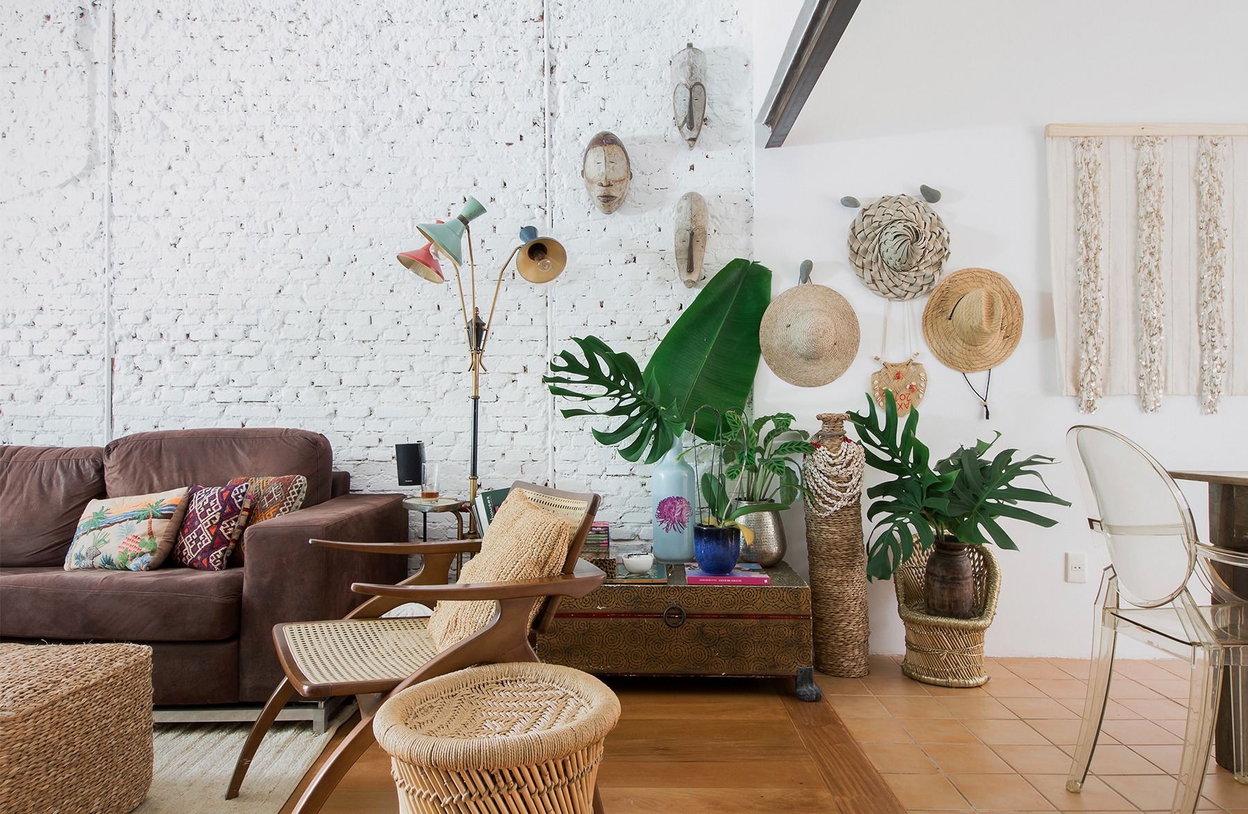 Casa com detalhes rústicos e tijolinho branco