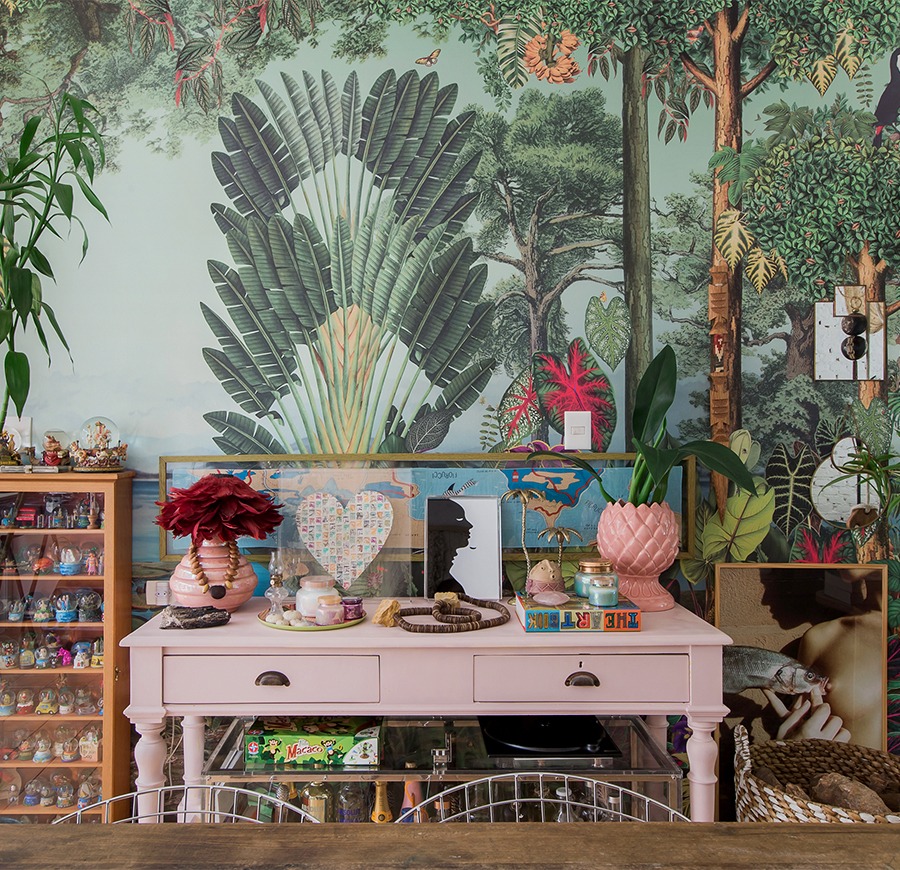 Apartamento com decoração eclética e texturas naturais