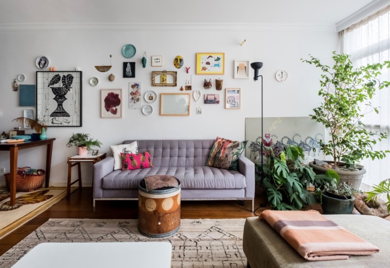 Sala com sofá cinza e plantas