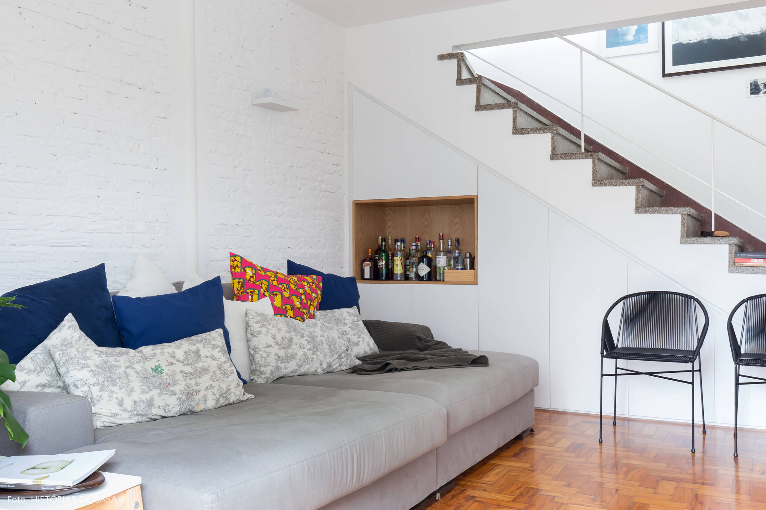 Apartamento com dois andares e marcenaria embutida sob a escada