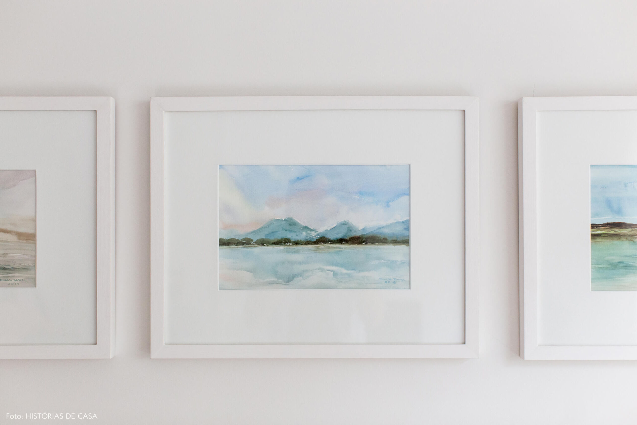 Aquarelas emolduradas criadas pela mãe da moradora