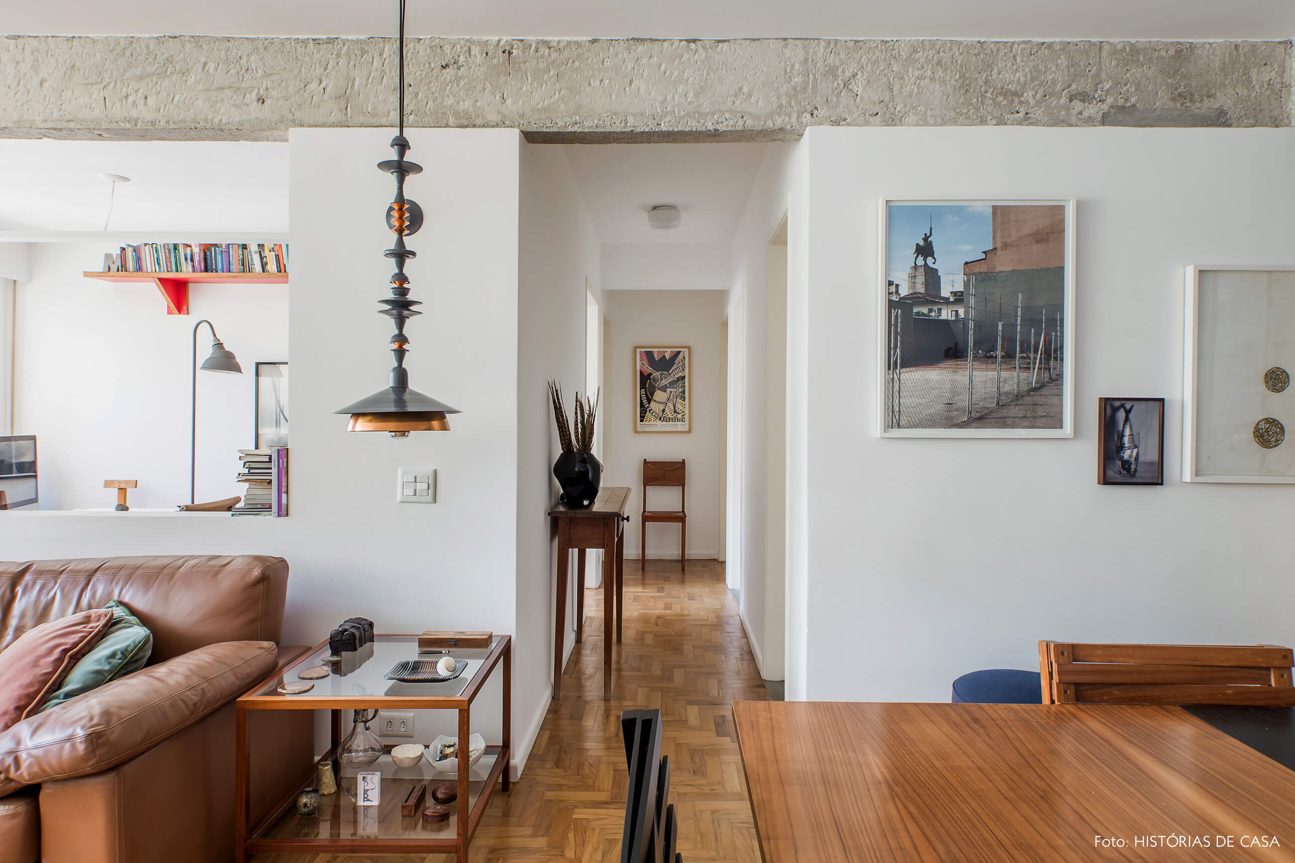 Apartamento reformado com cozinha integrada e vigas de concreto
