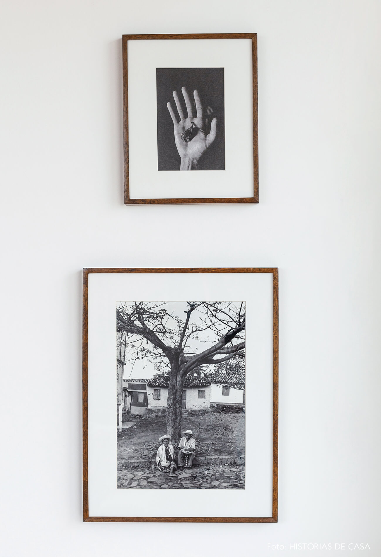 Quadros em preto e branco com moldura de madeira