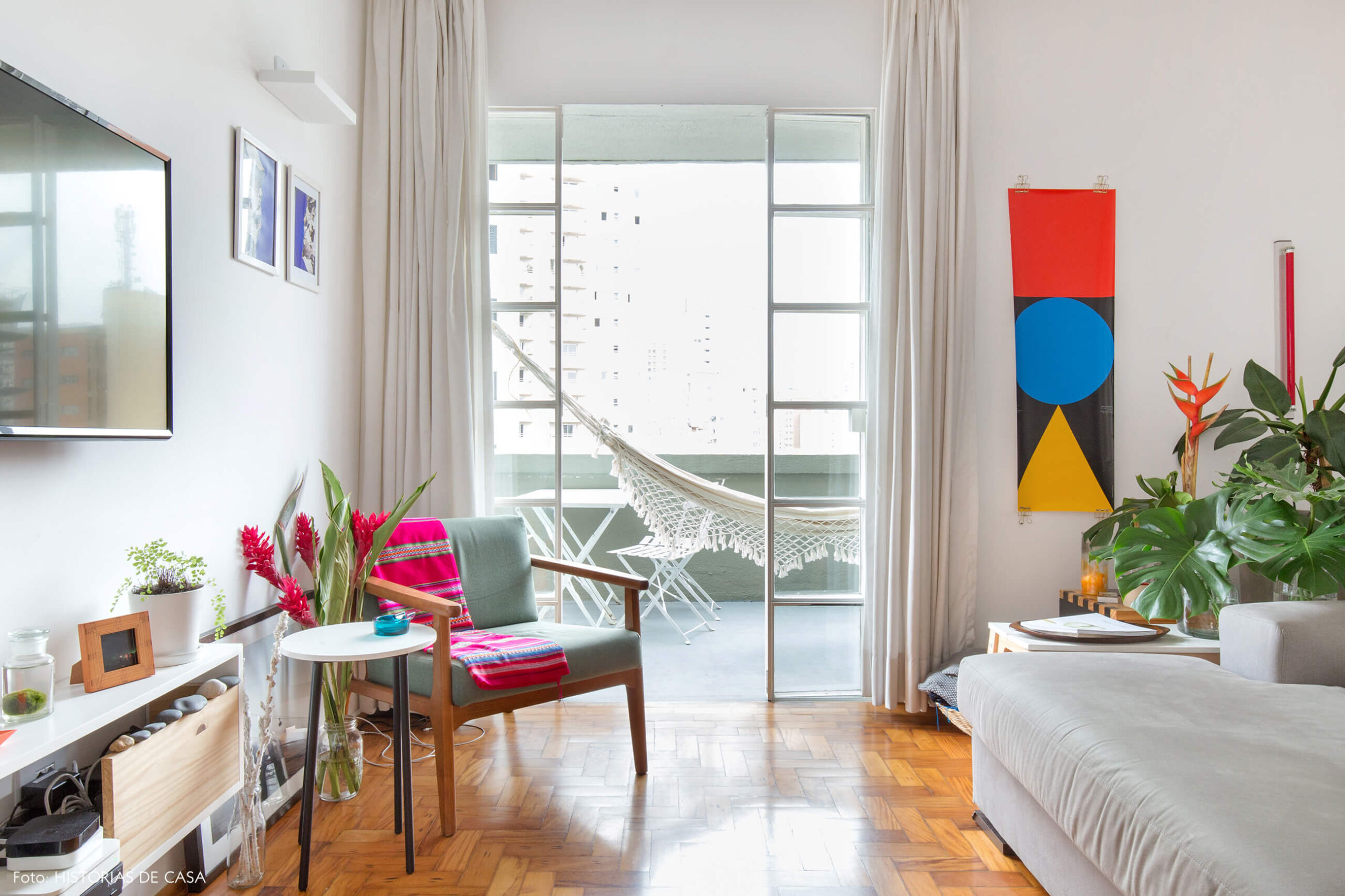 Apartamento reformado com varanda e portas de serralheria