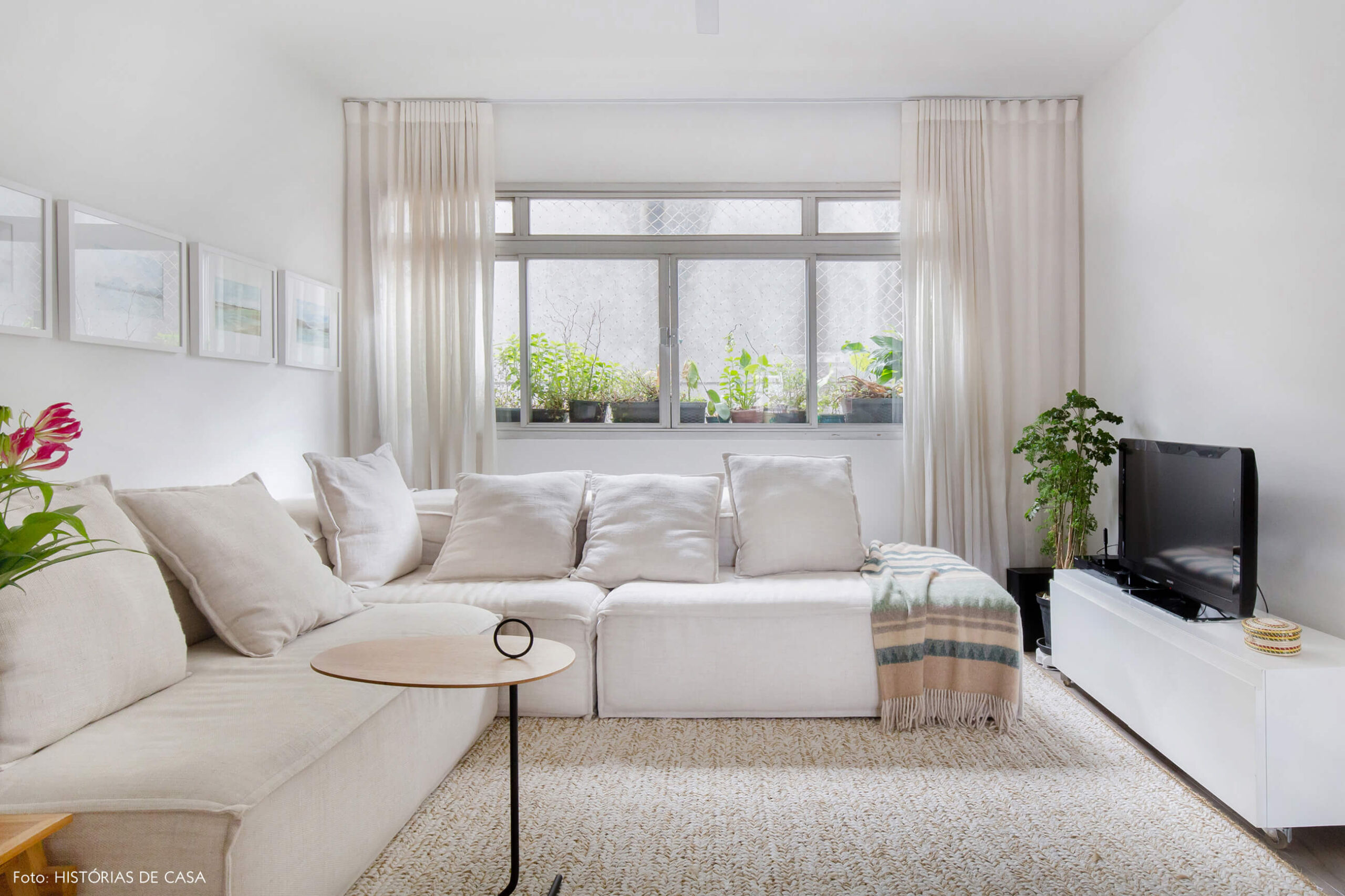 Apartamento em tons neutros, sala aconchegante com sofá em L