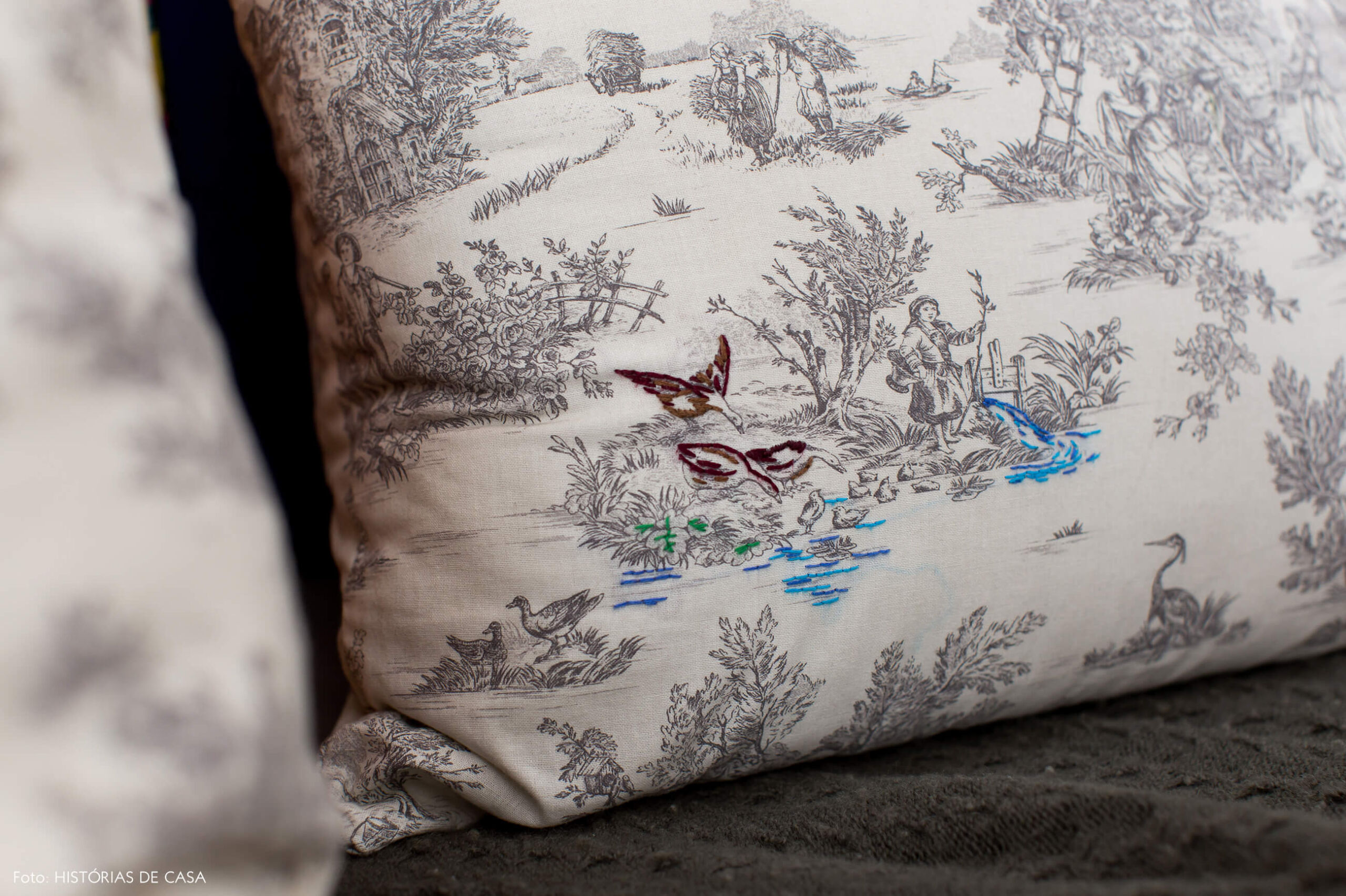 Almofada estampada e bordada