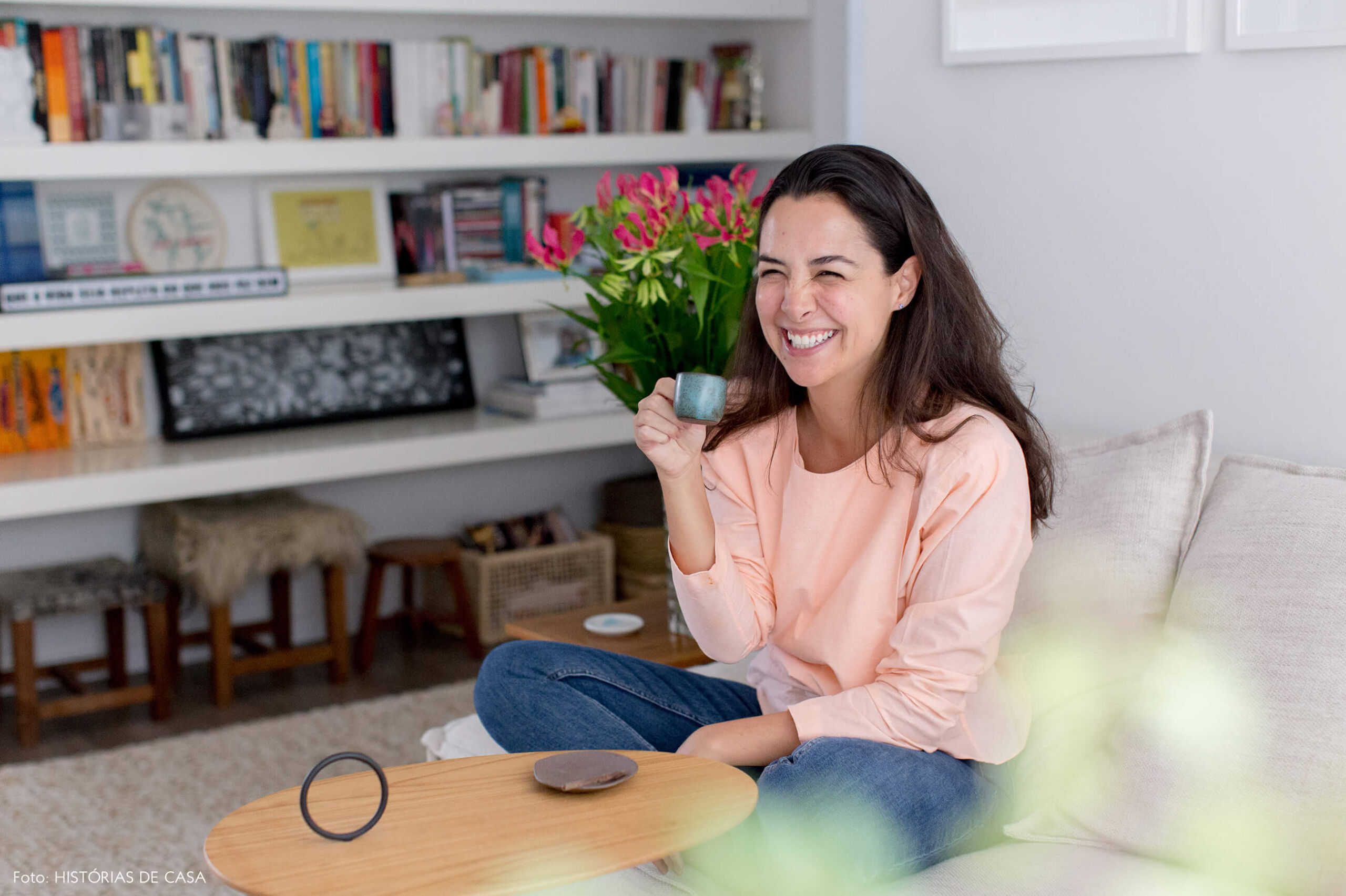 Arquiteta Maria no apartamento onde passou sua infância e o qual reformou