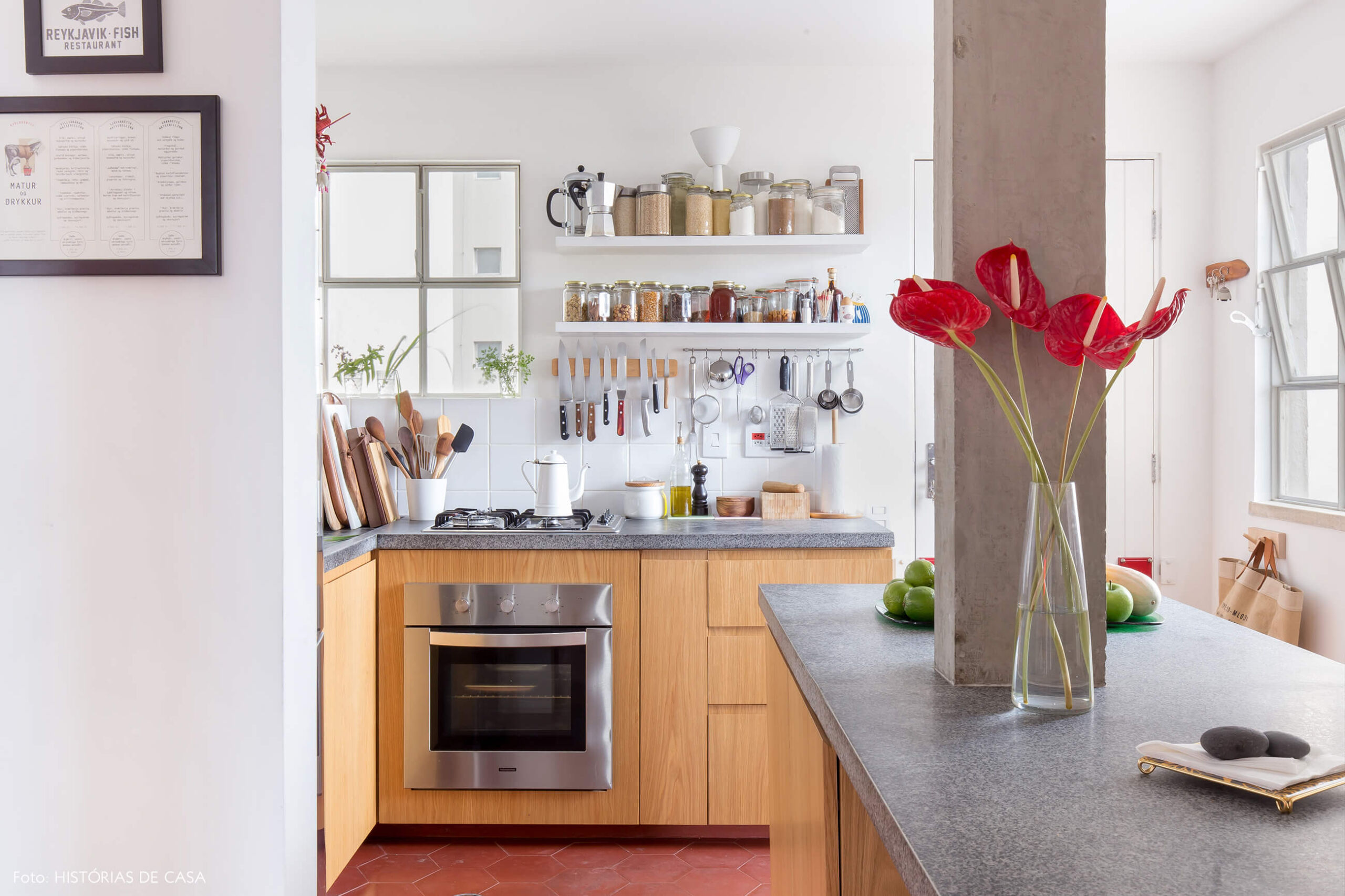 Cozinha com ilha central e piso colorido