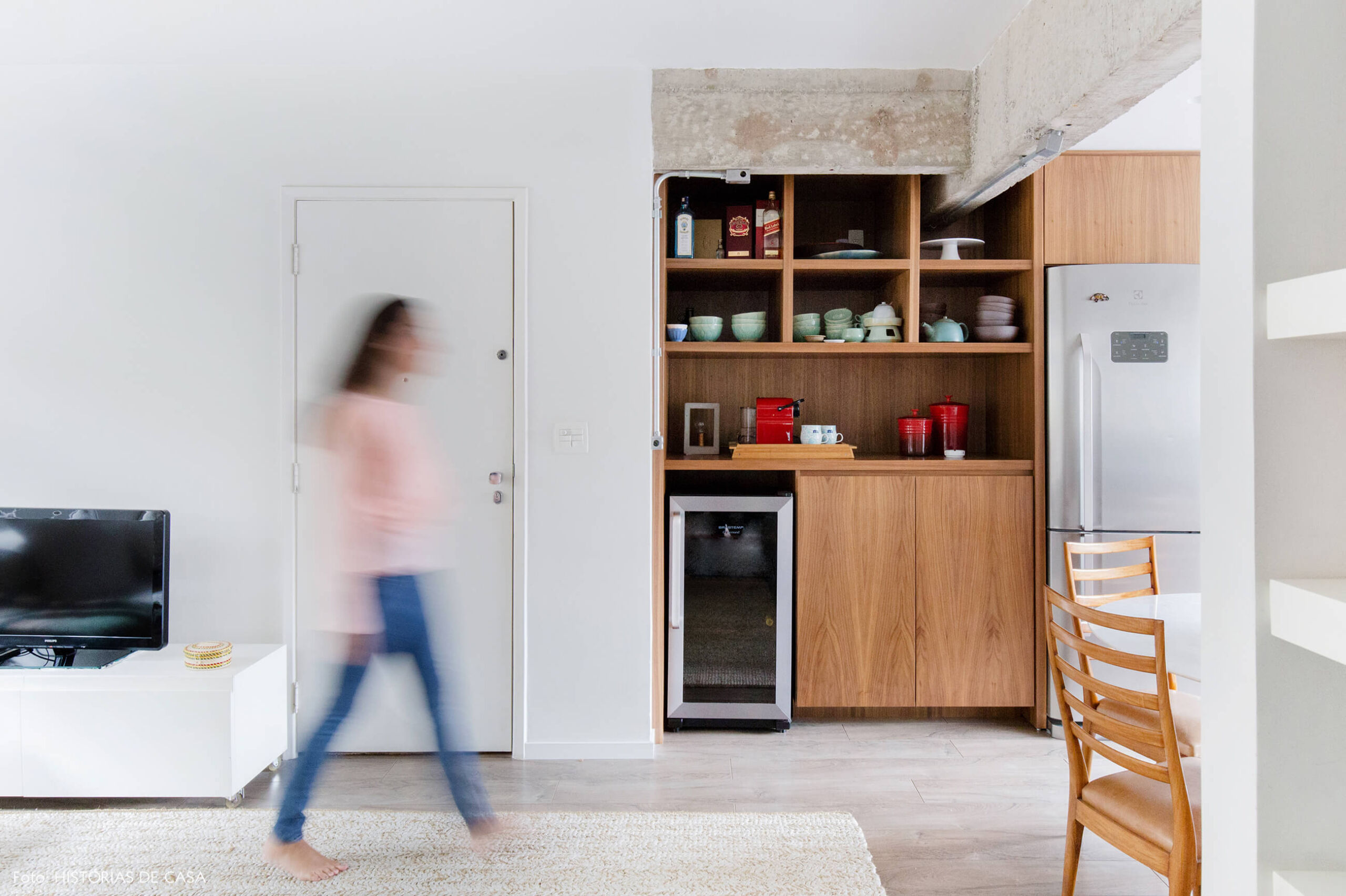 Cozinha integrada após a reforma, com móveis de madeira e nicho para adega