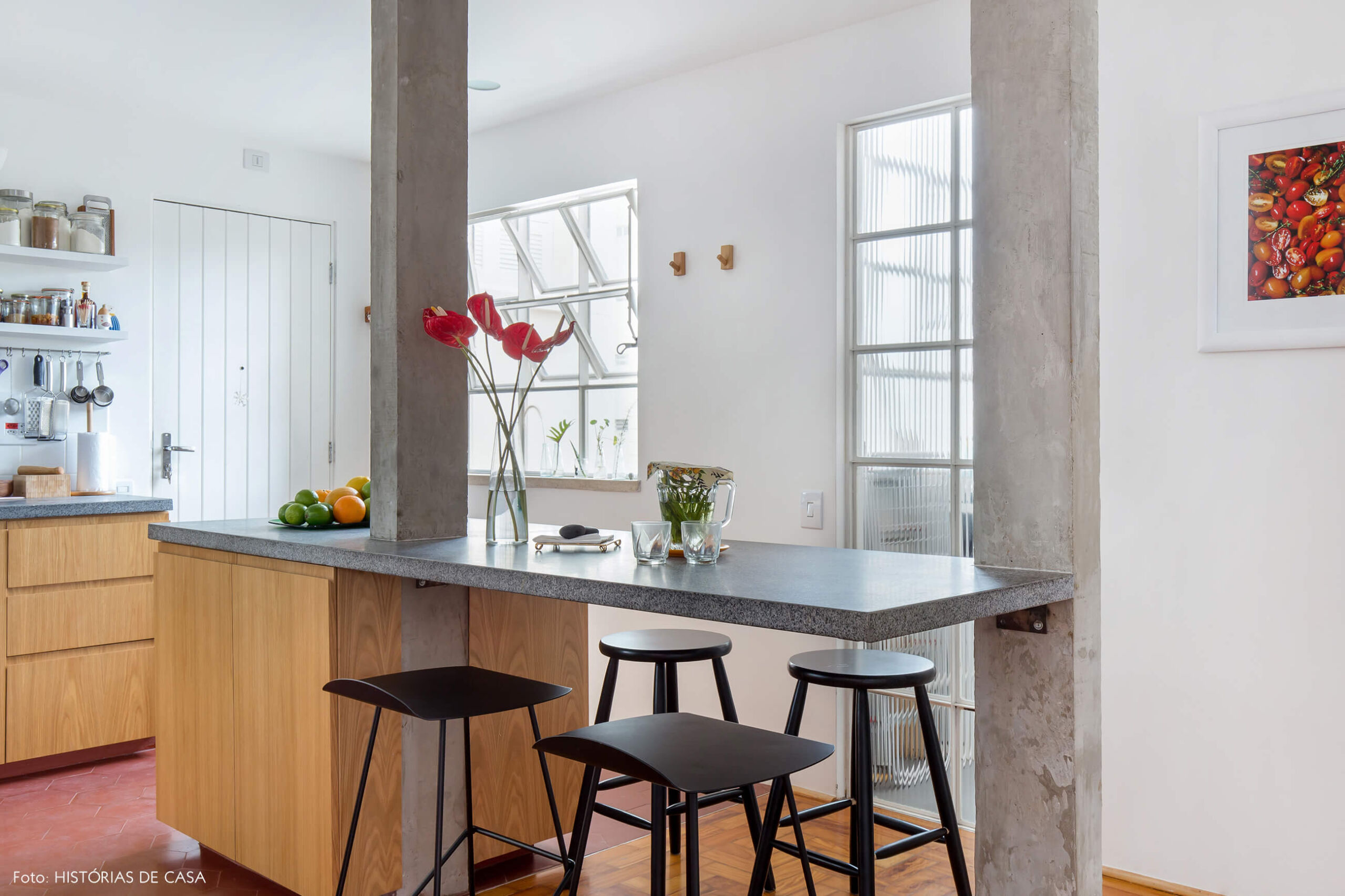 Cozinha reformada com ilha central e bancada de marcenaria