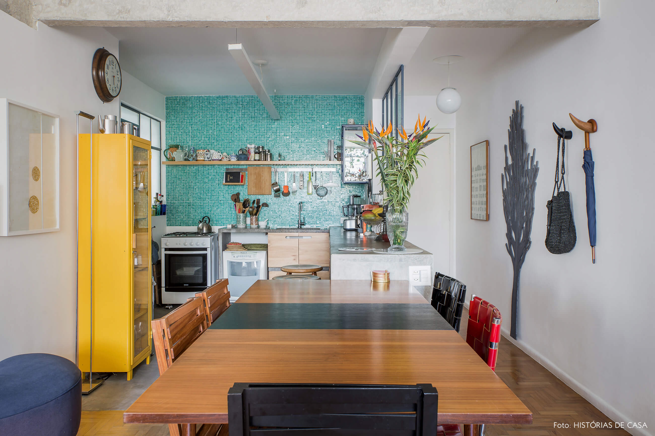 Apartamento com sala integrada com cozinha, e decoração colorida