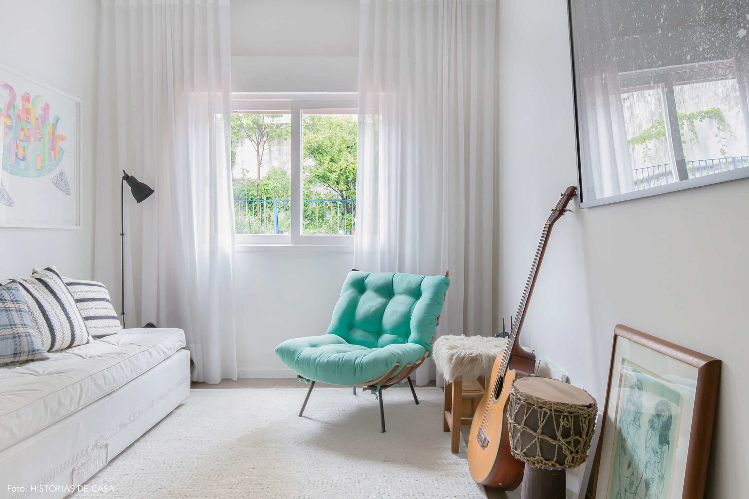 Sala de estar aconchegante com poltrona Costela