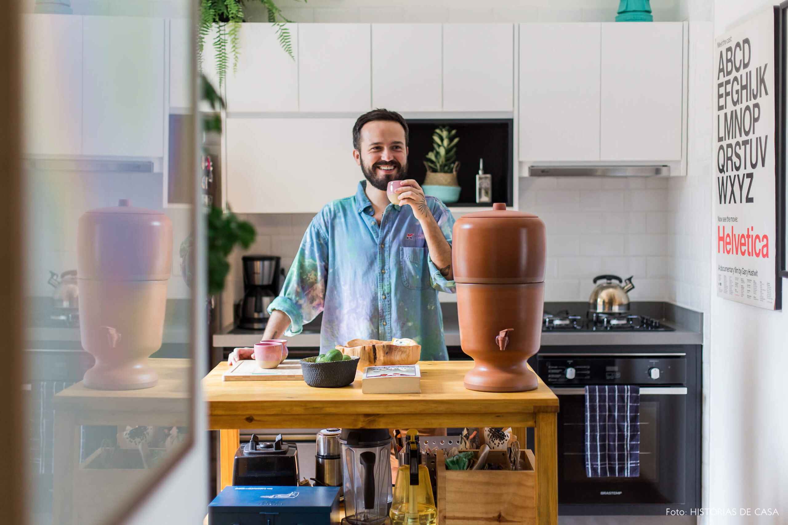 Apartamento alugado totalmente integrado, cozinha aberta com ilha móvel