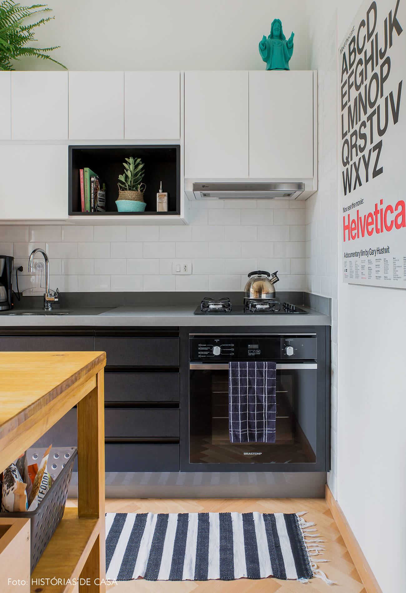 Apartamento alugado totalmente integrado, cozinha aberta com marcenaria em dois tons