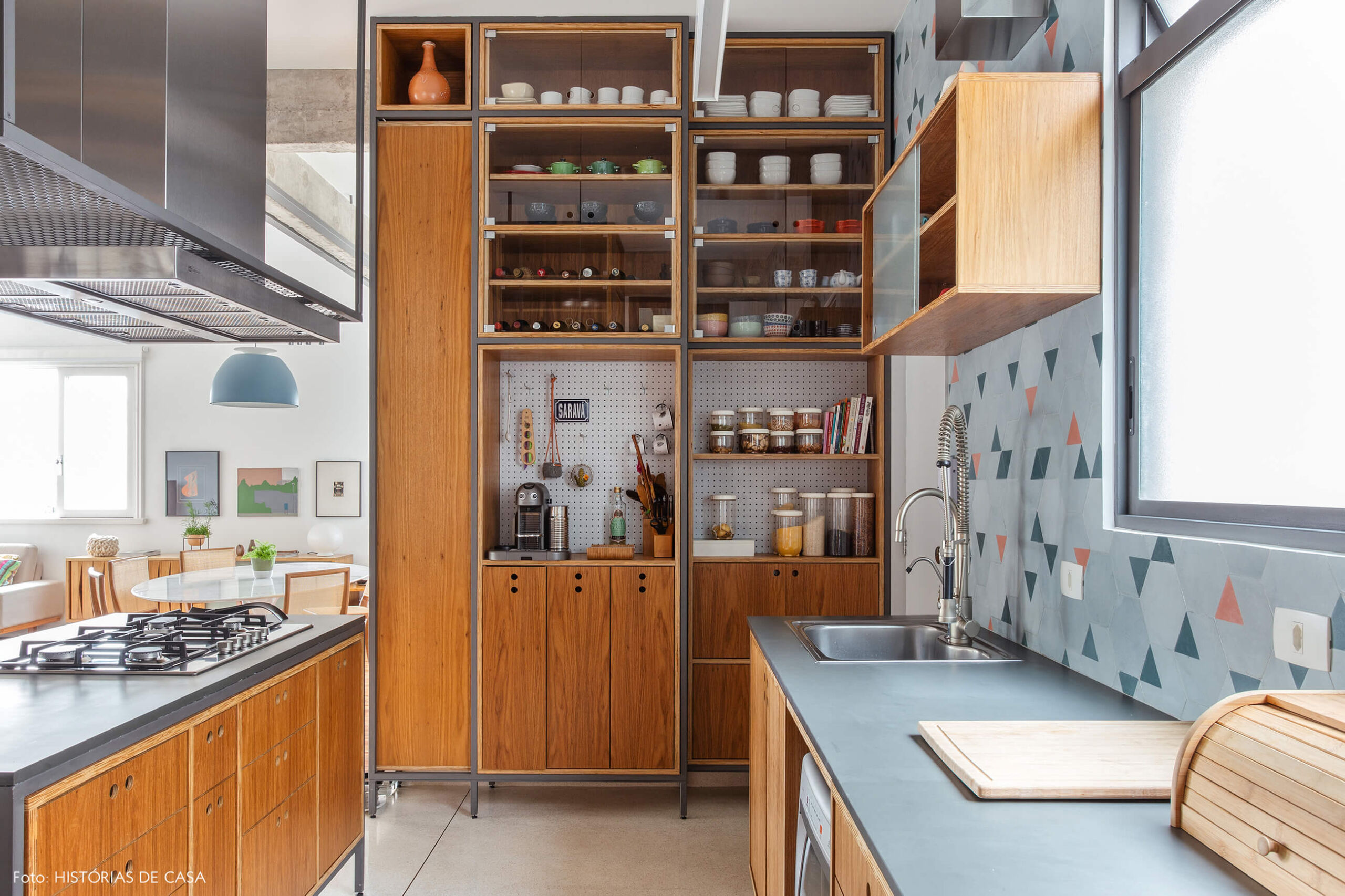 Cozinha reformada com piso de granilite e marcenaria sob medida