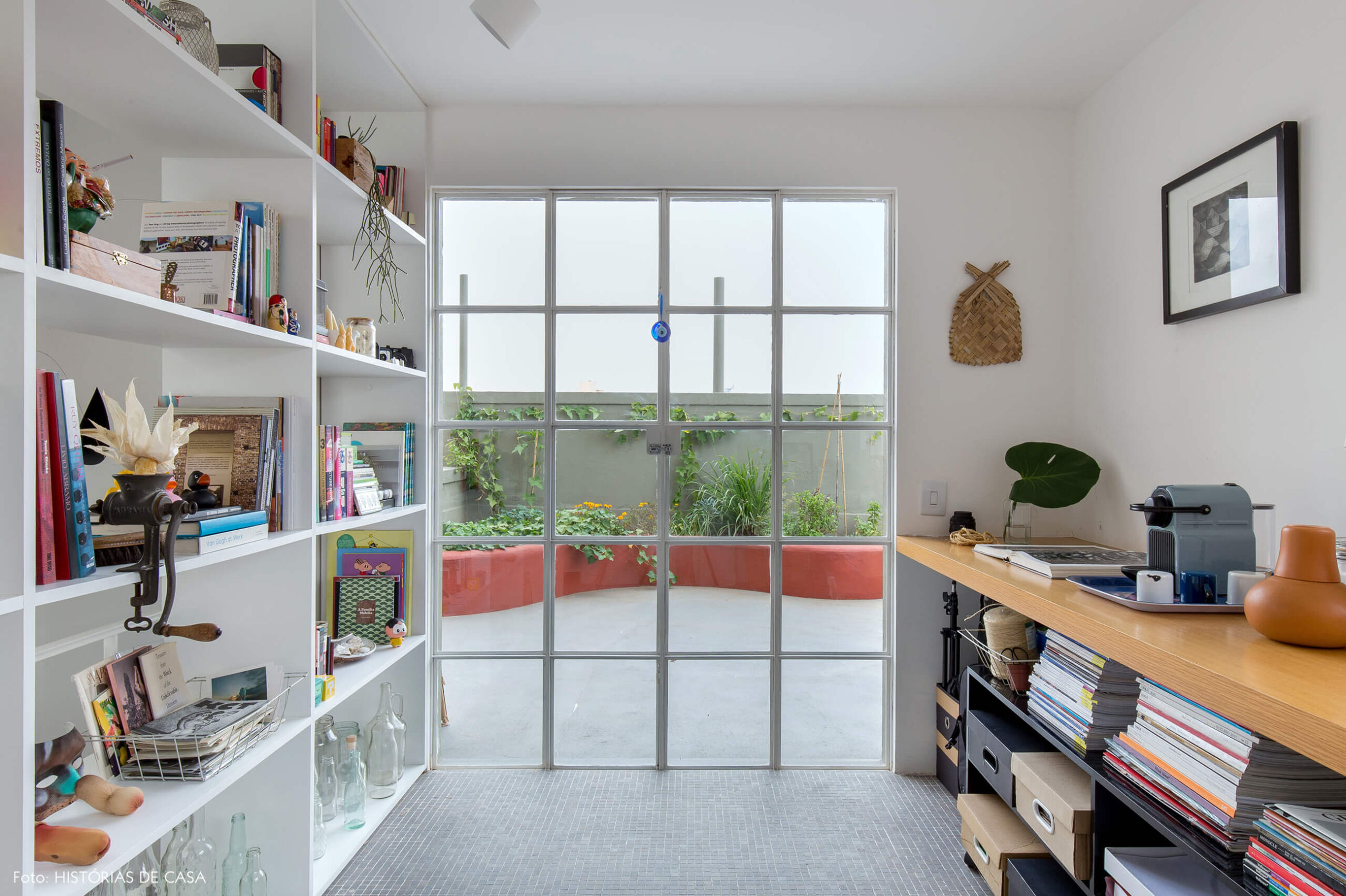 Apartamento com varanda na cobertura e portas de serralheria brancas