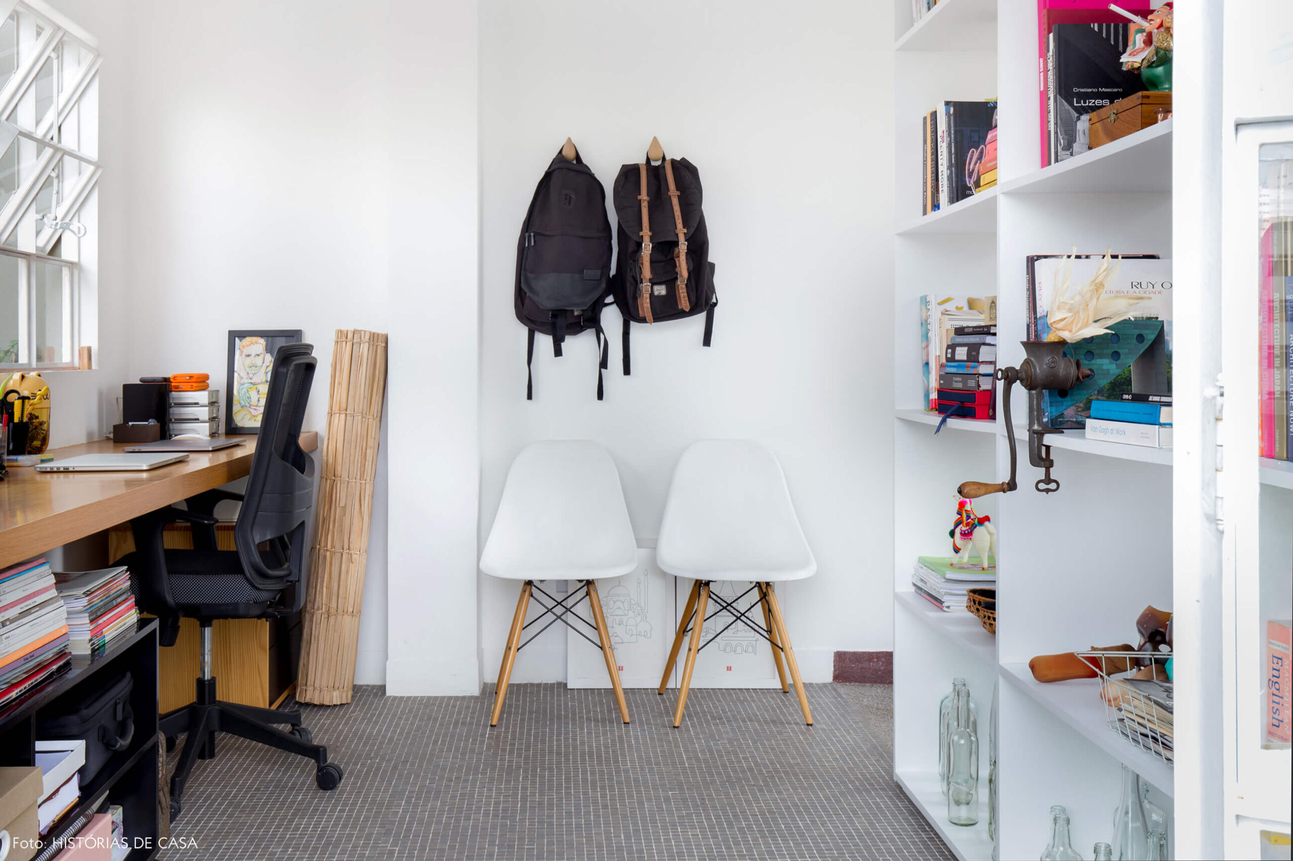 Home office com piso de pastilhas e estante branca