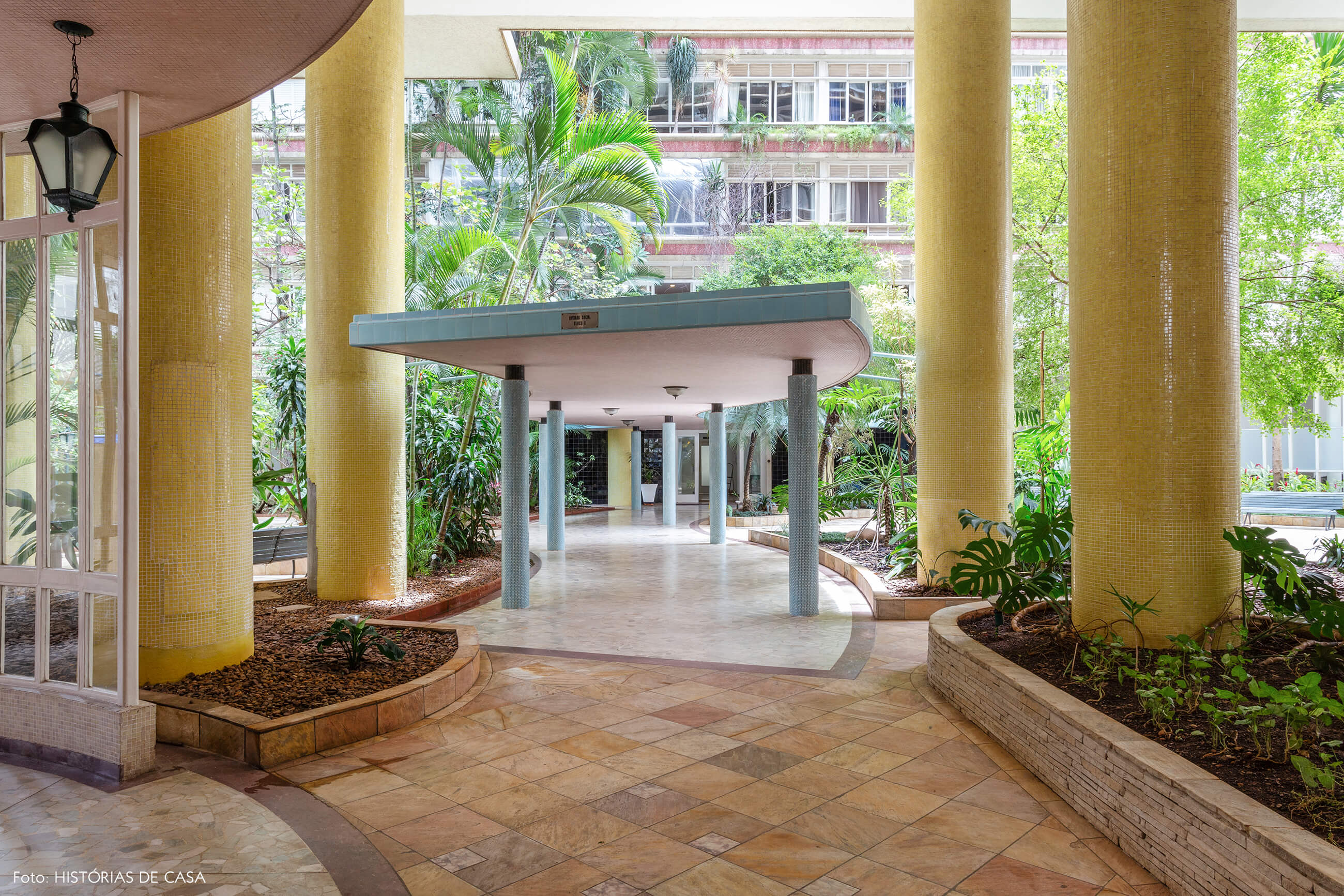 Pilares com pastilhas coloridas do Edifício Parque das Hortênsias, de Artacho Jurado