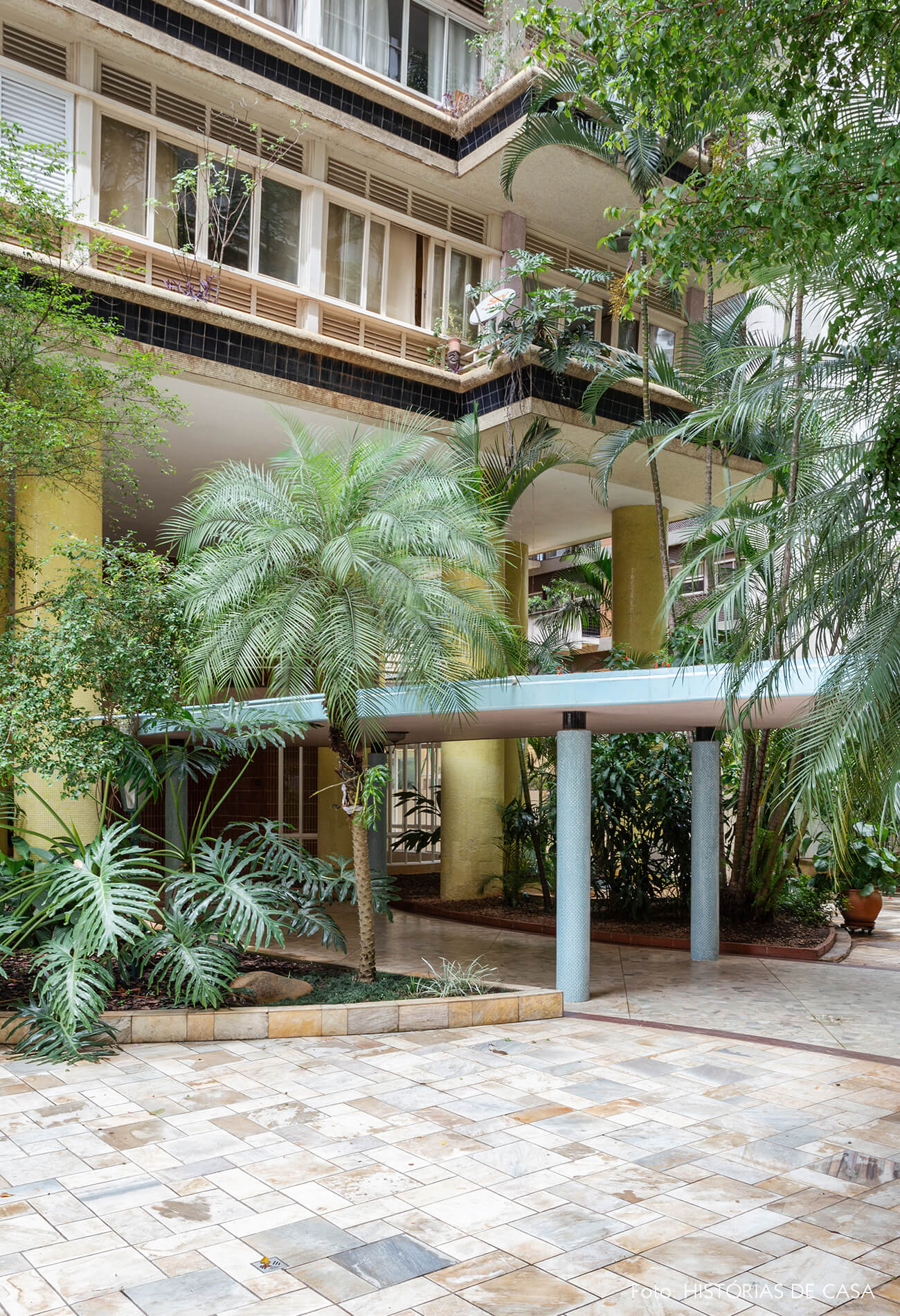 Pilares com pastilhas coloridas do Edifício Parque das Hortênsias, de Artacho Jurado