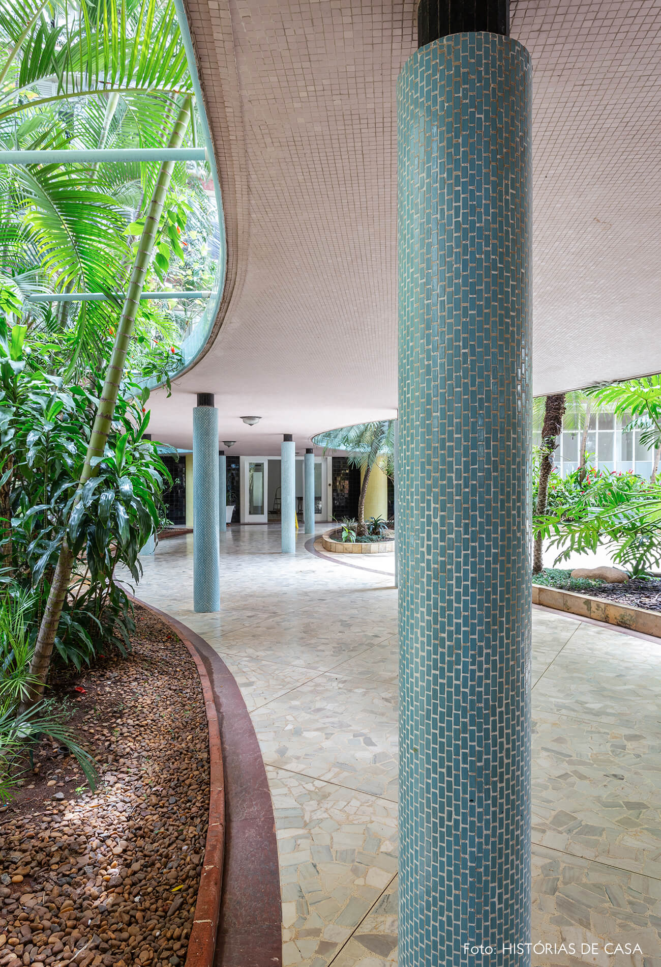 Pilares com pastilhas coloridas do Edifício Parque das Hortênsias, de Artacho Jurado