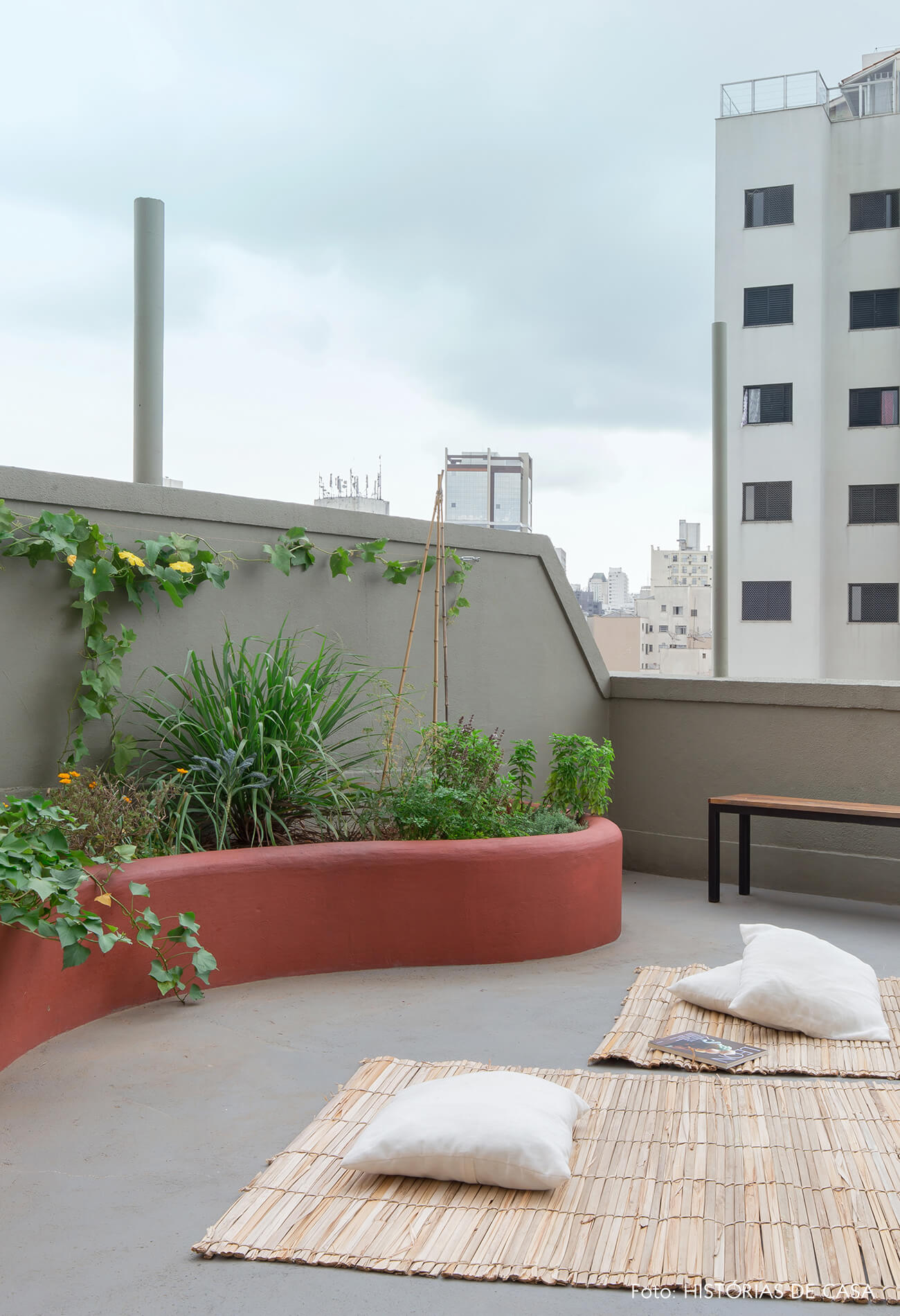 Apartamento no centro de São Paulo com varanda e horta na cobertura