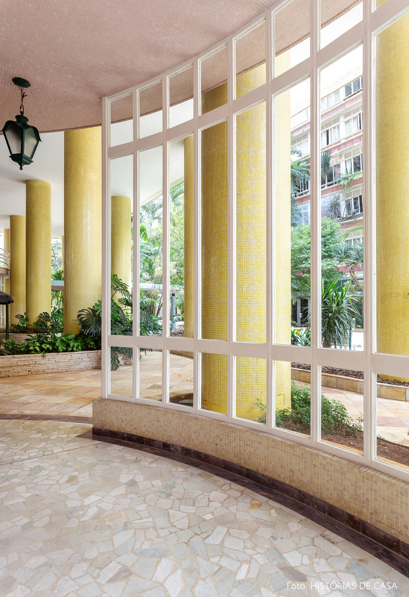 Pilares com pastilhas coloridas do Edifício Parque das Hortênsias, de Artacho Jurado