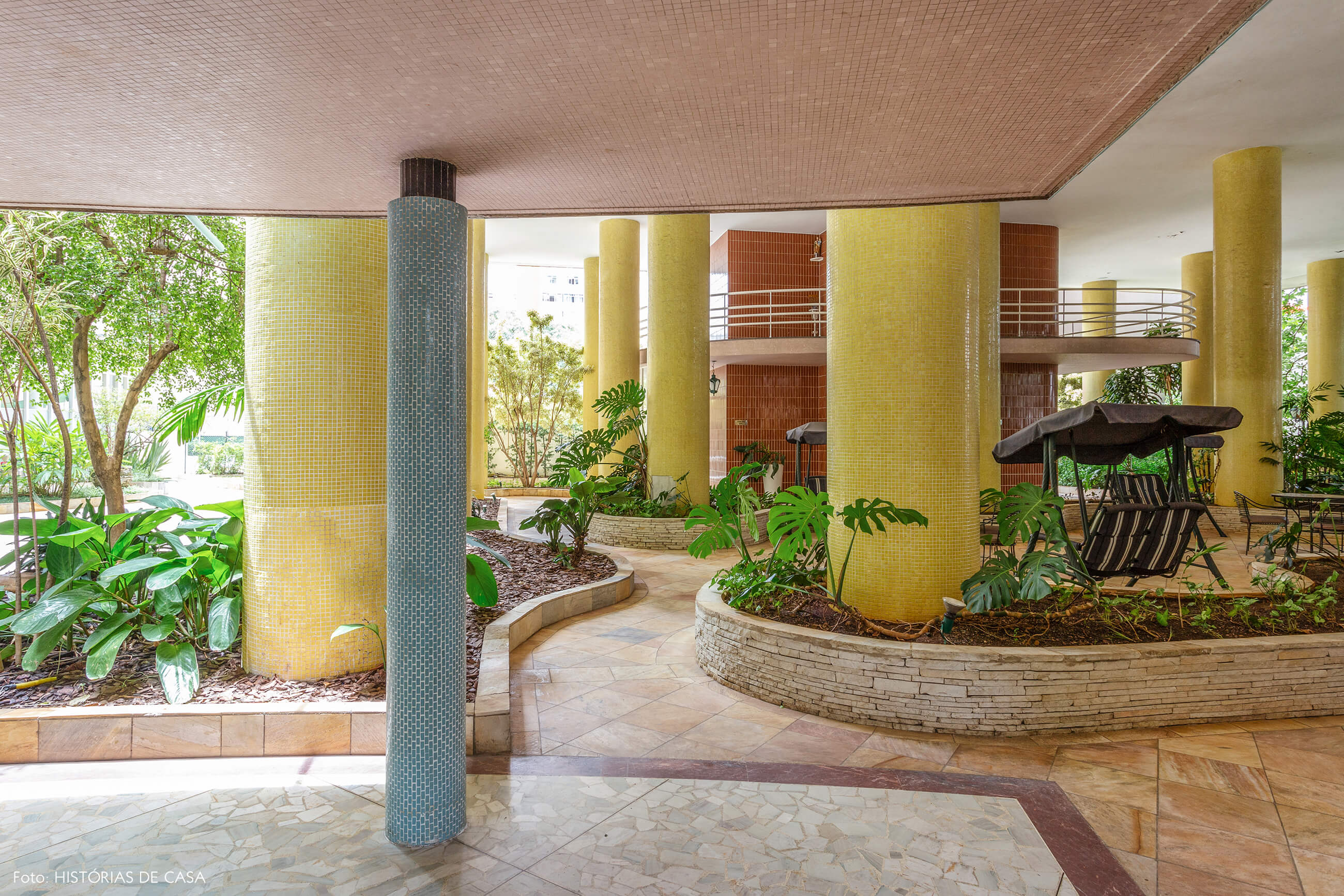 Pilares com pastilhas coloridas do Edifício Parque das Hortênsias, de Artacho Jurado