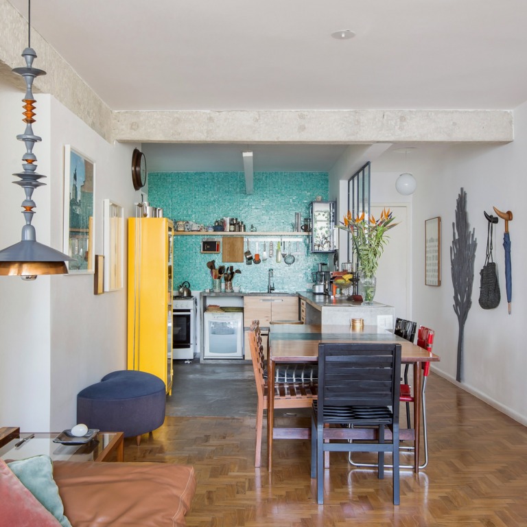 Apartamento reformado com cozinha integrada e decoração colorida