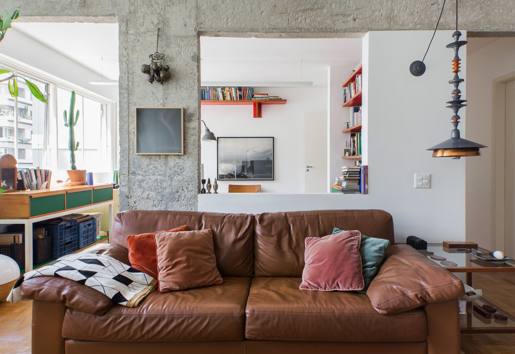 Apartamento reformado com cozinha integrada e decoração colorida