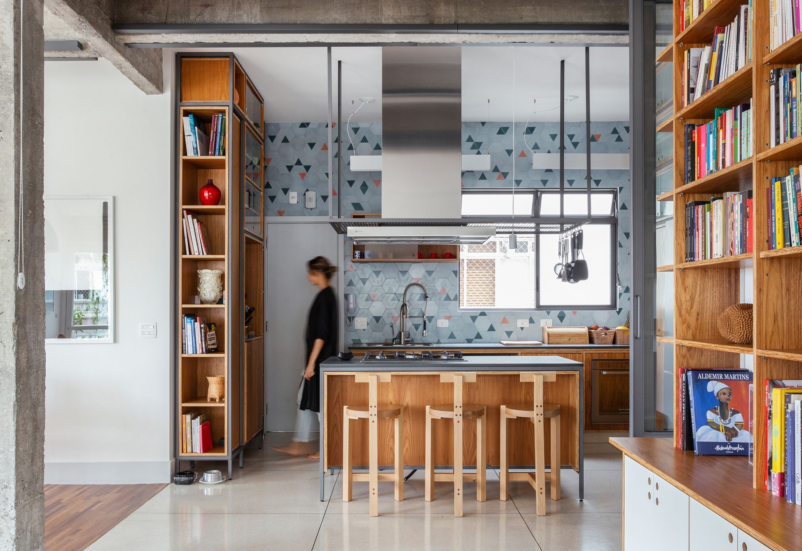 Apartamento com cozinha integrada, marcenaria sob medida e ladrilhos coloridos