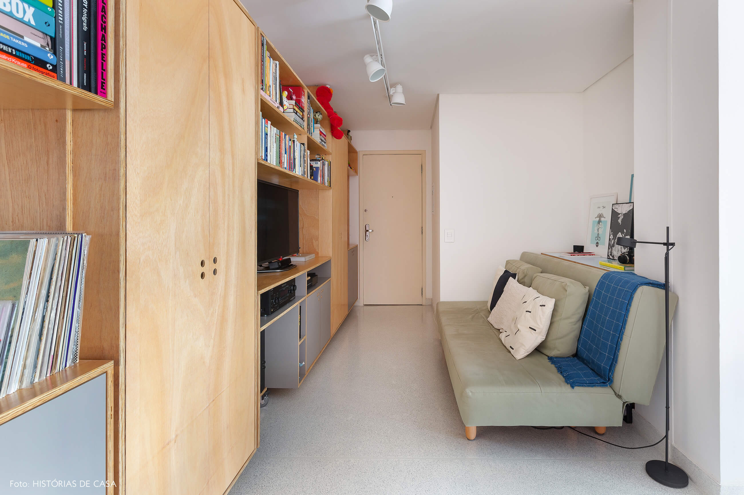Apartamento pequeno com ambientes integrados e sofá-cama na sala