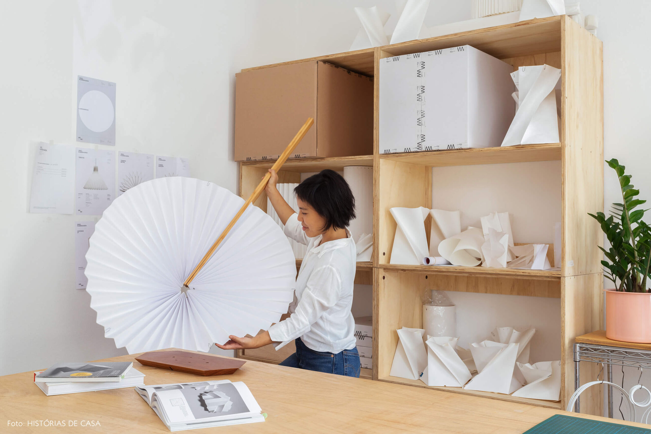 Ateliê da designer de luminárias Mel Kawahara, estante de madeira clara