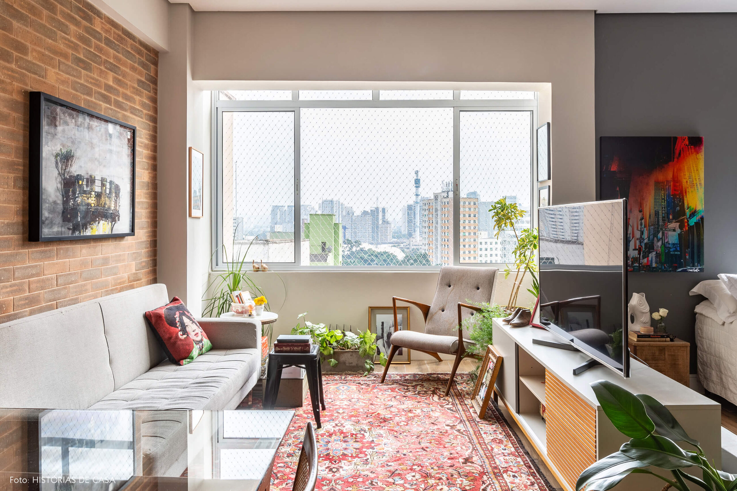 Apartamento pequeno com tapete colorido antigo