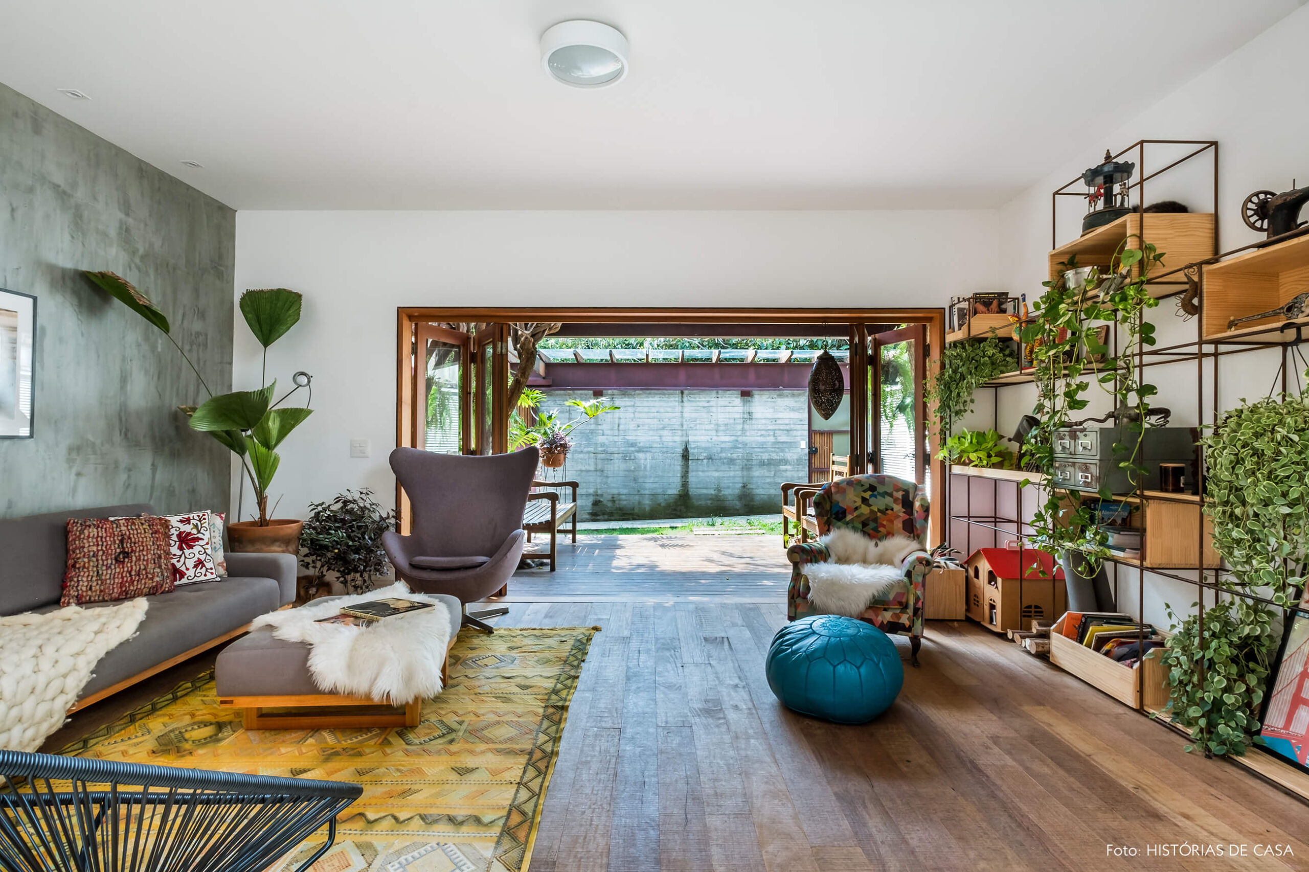 Sala aberta para a garagem e o jardim. Piso de madeira de demolição.