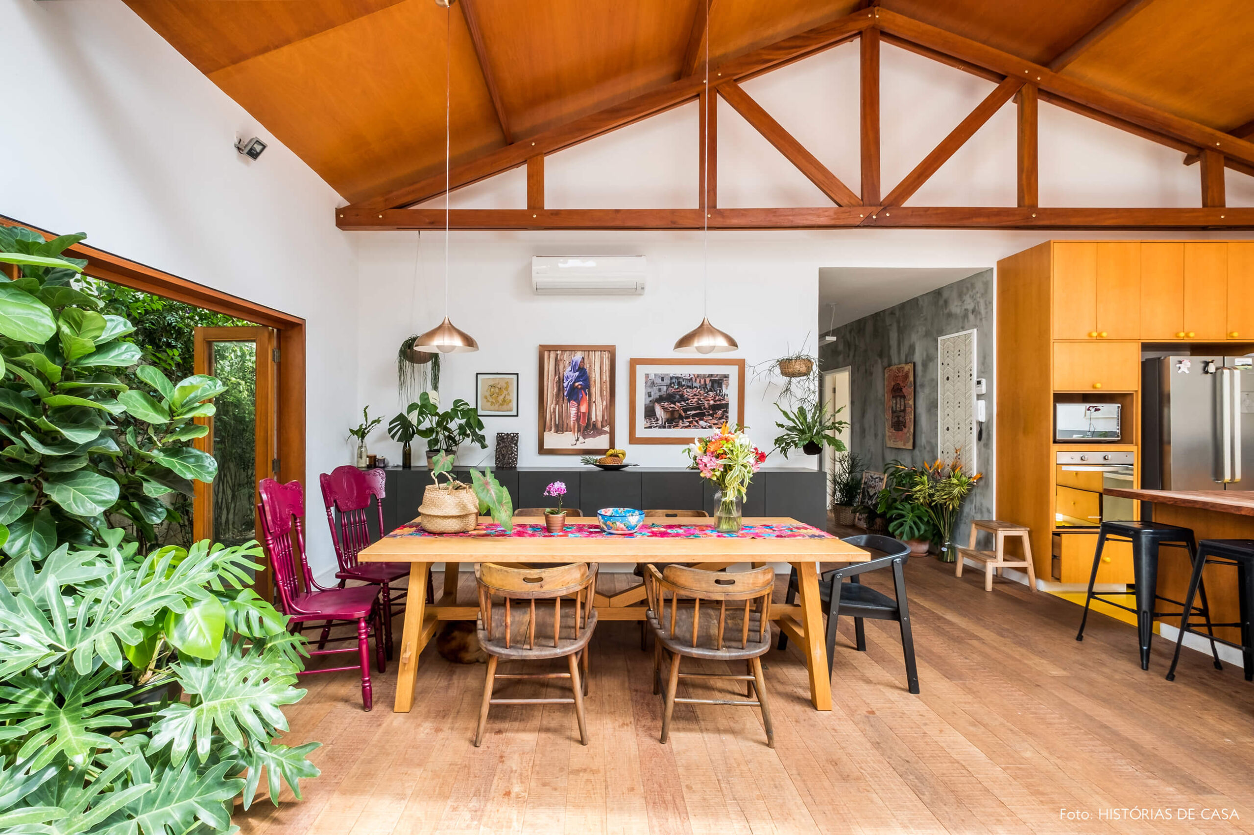 Sala de jantar integrada com forro de madeira e móveis coloridos