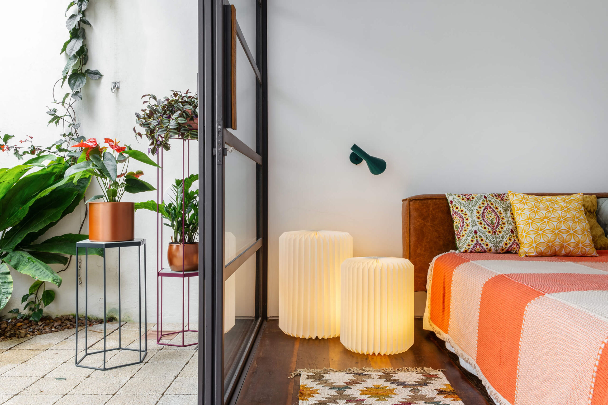 Luminárias de papel criadas por Mel Kawahara