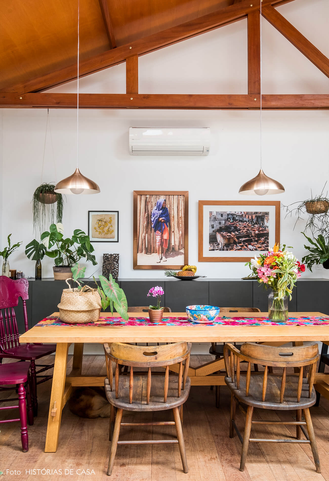Sala de jantar integrada com forro de madeira e móveis coloridos