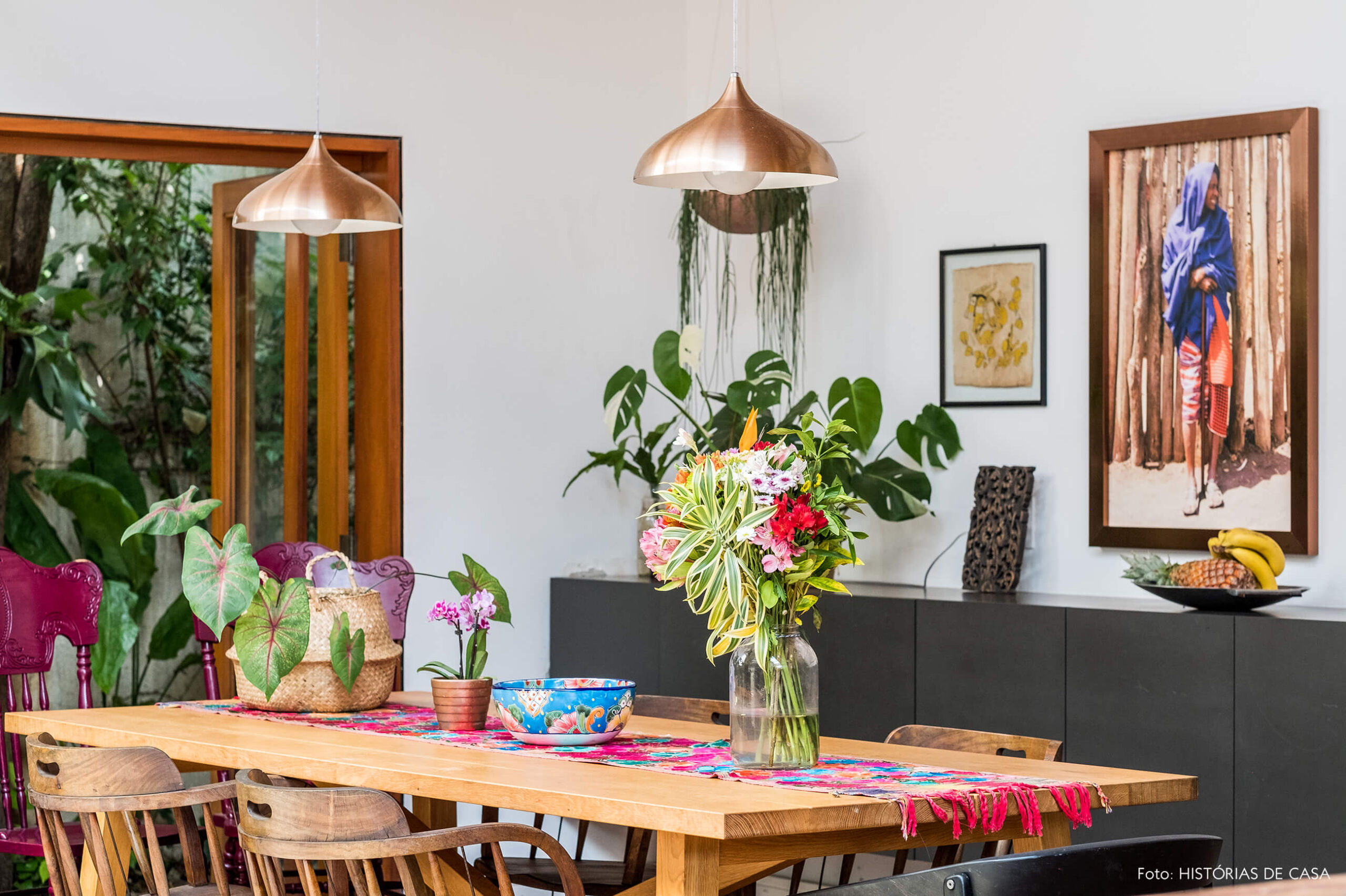 Sala de jantar com mesa rústica de madeira e buffet cinza