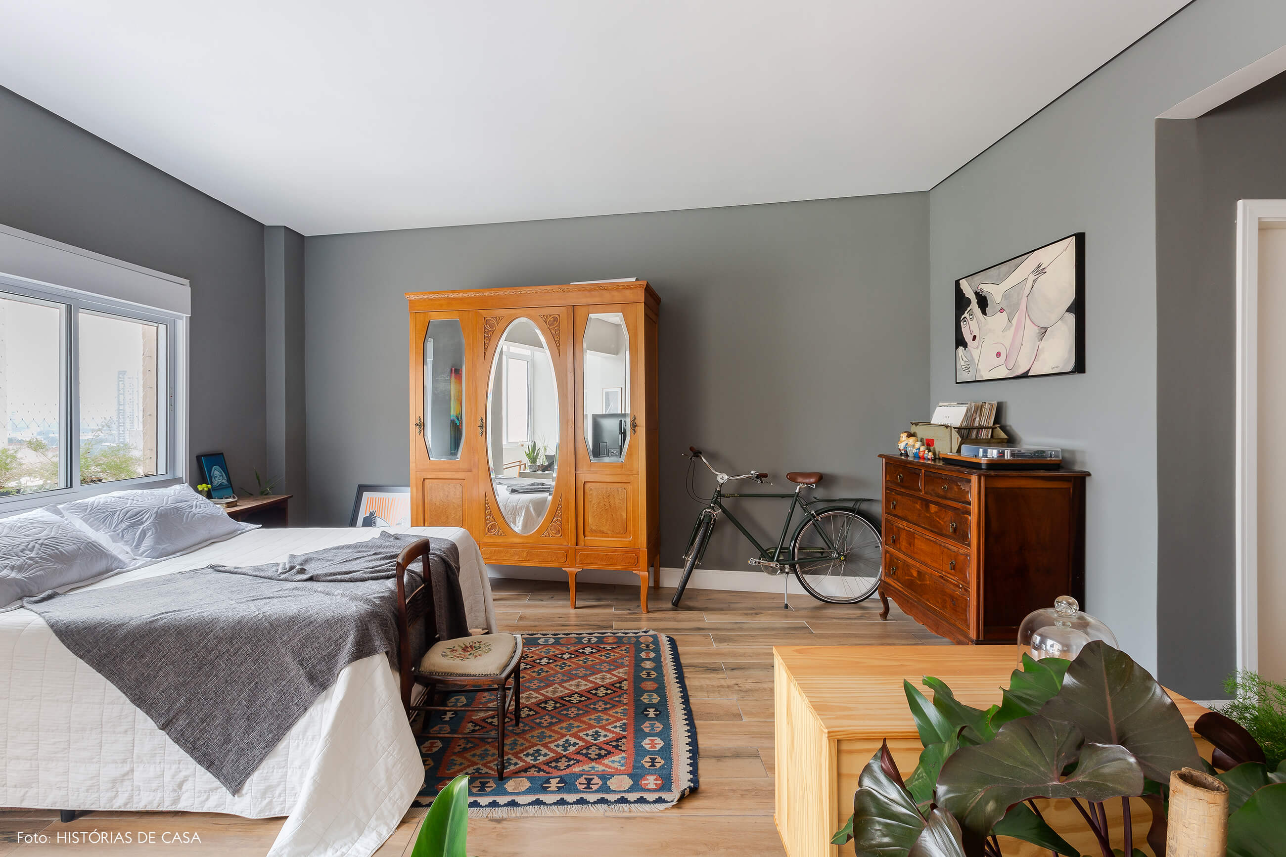 Apartamento pequeno com quarto integrado e armário vintage