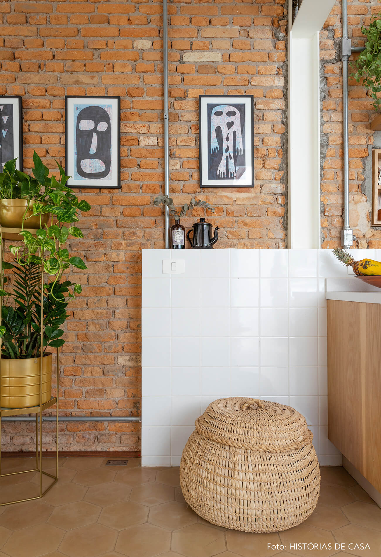 Cozinha com parede de tijolinho e frontão de azulejos brancos