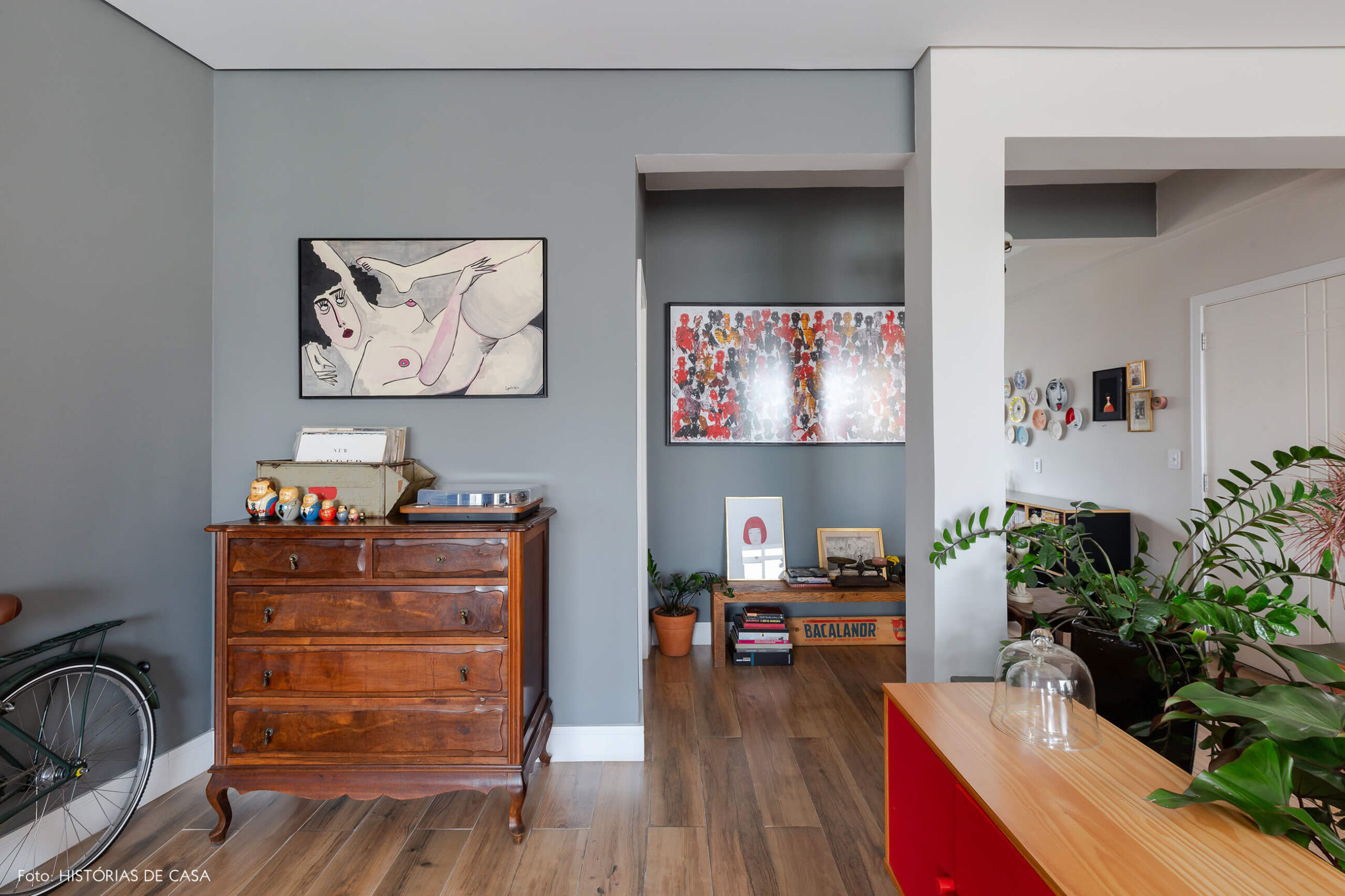 Apartamento pequeno com paredes cinza e móveis vintage