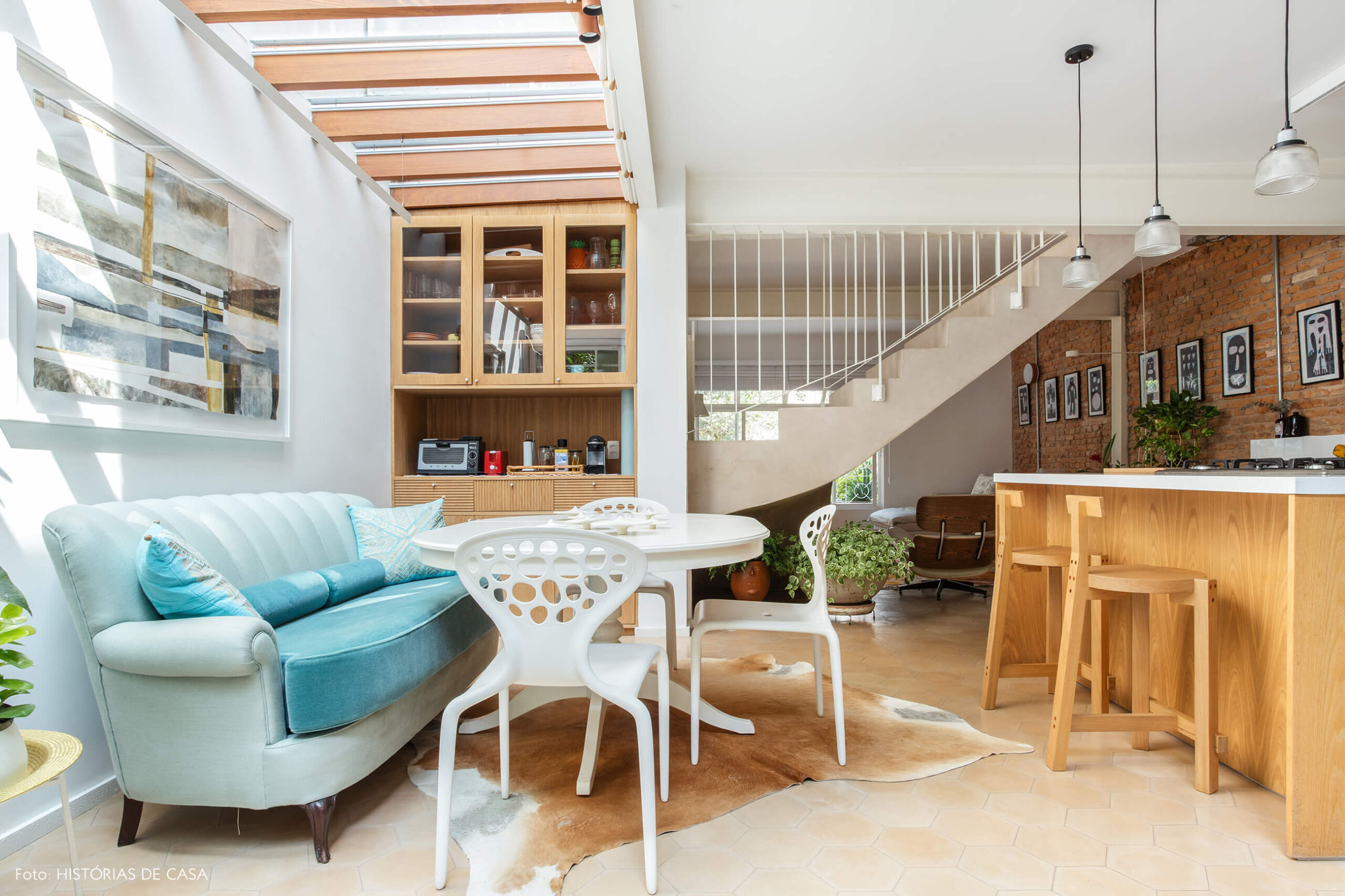 Sala de jantar com cobertura de vidro e sofá colorido