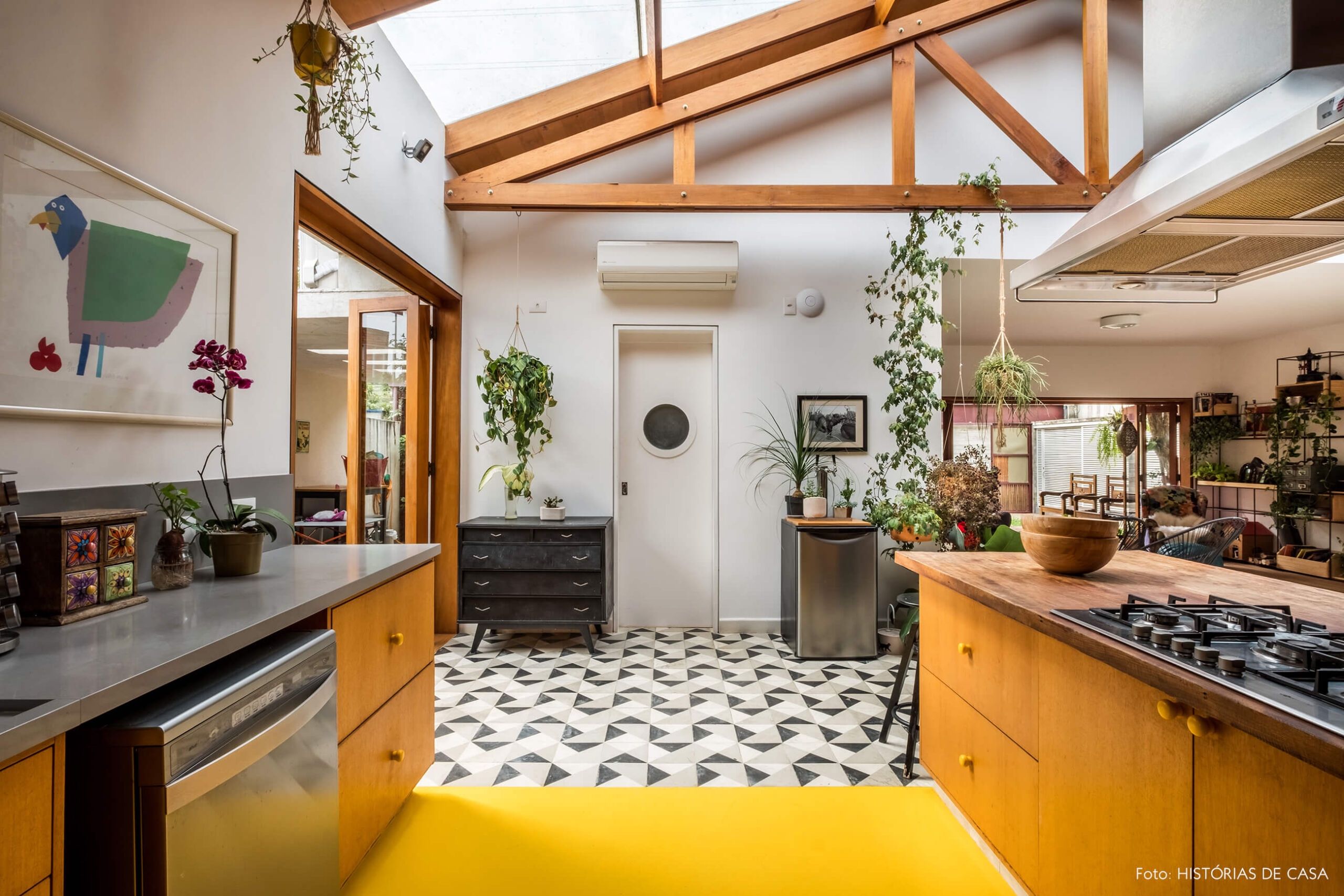 Cozinha com piso amarelo e faixa de ladrilhos hidráulicos