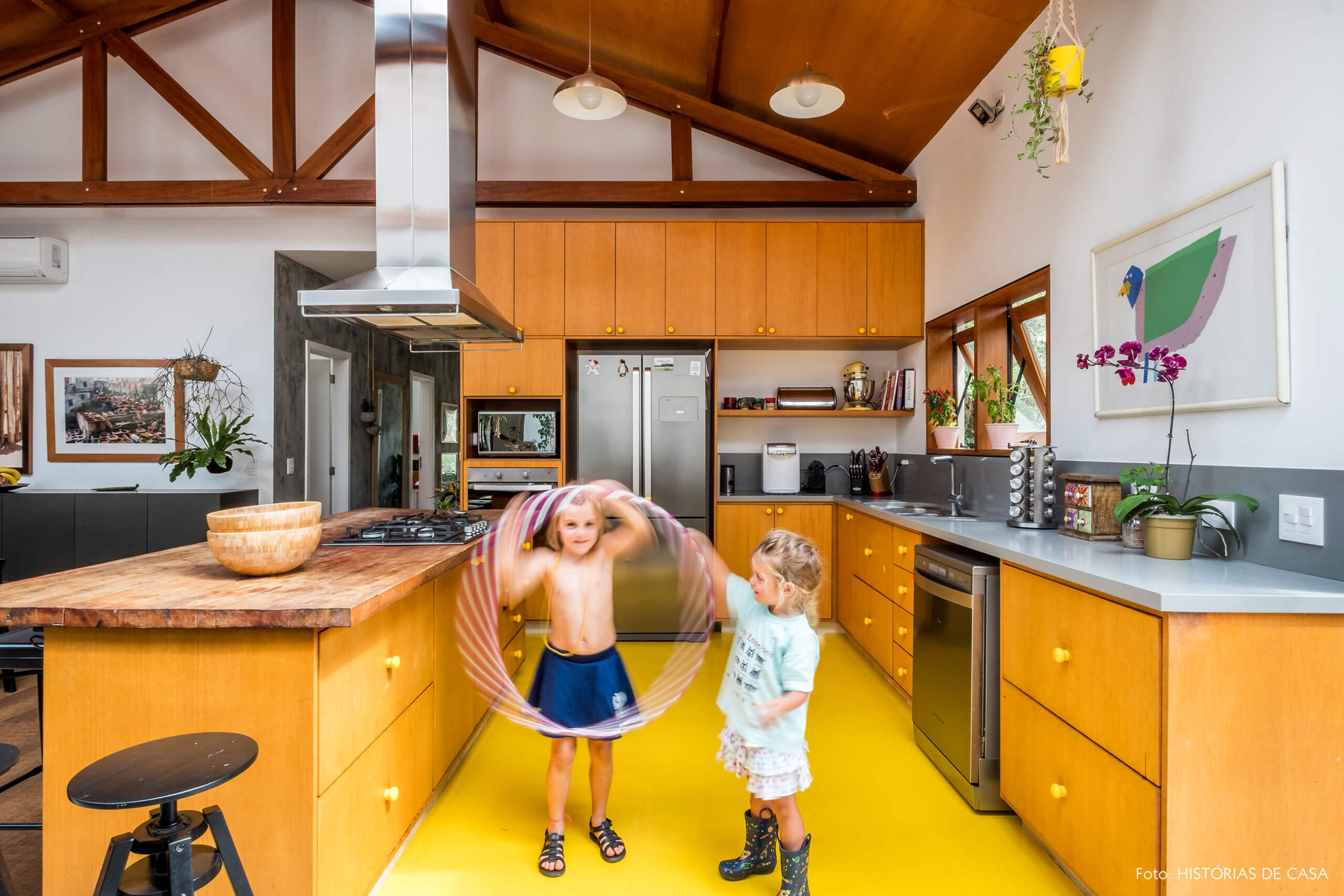 Cozinha com piso amarelo e forro de madeira